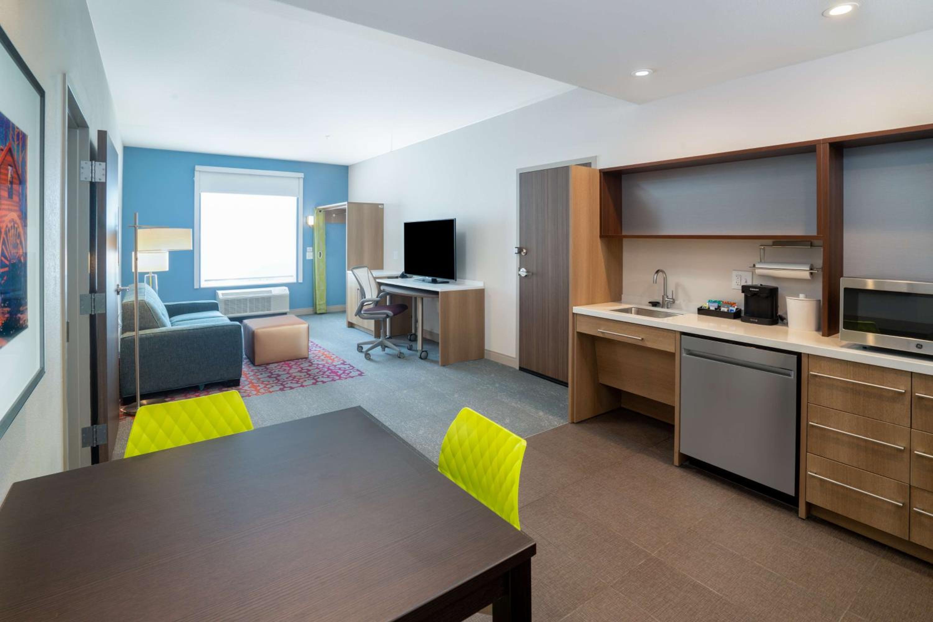 King Suite - Mobility and Hearing Access/Non-Smoking - Photo 2