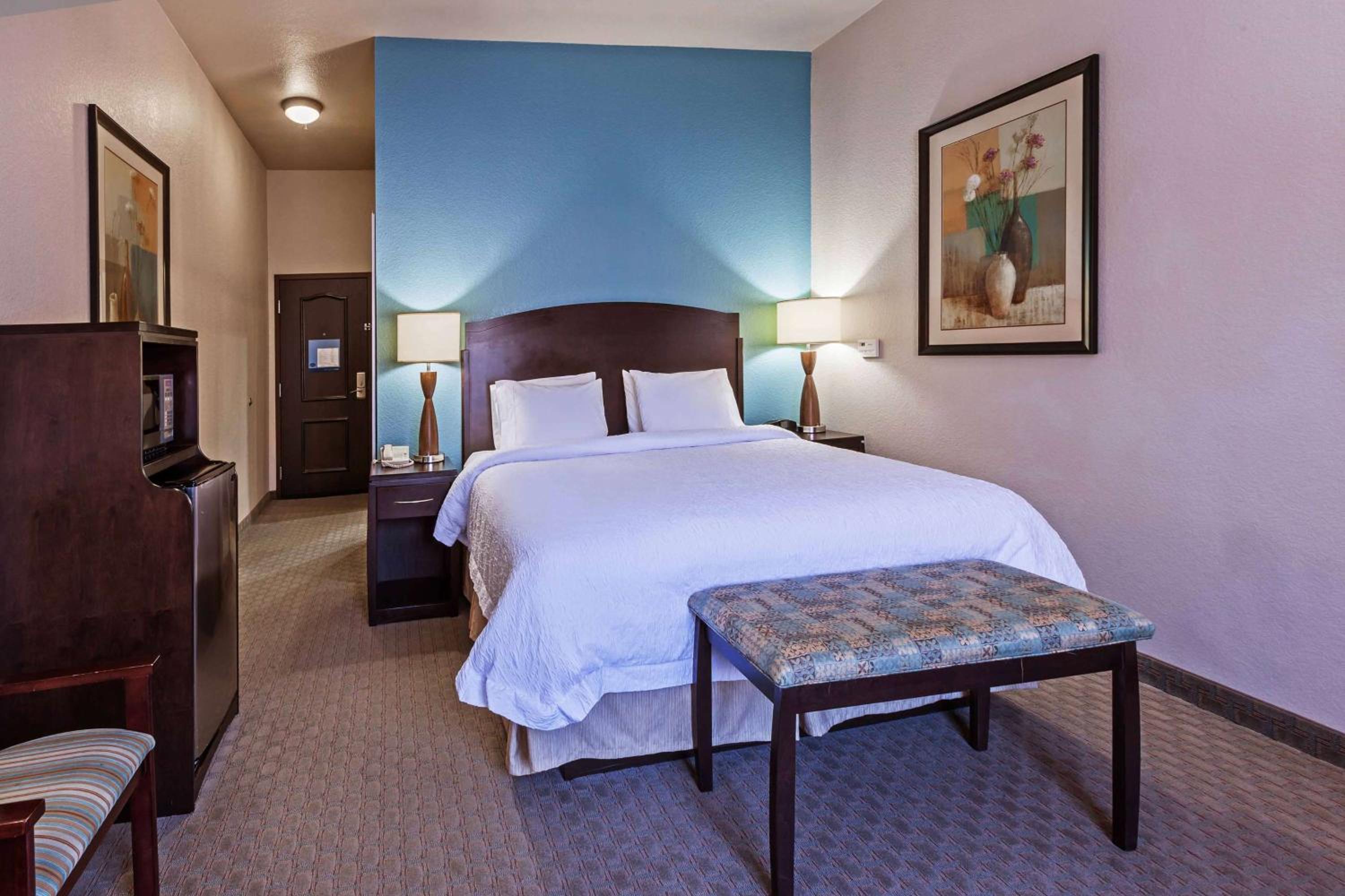 King Room with King Bed - Non-Smoking photo 3