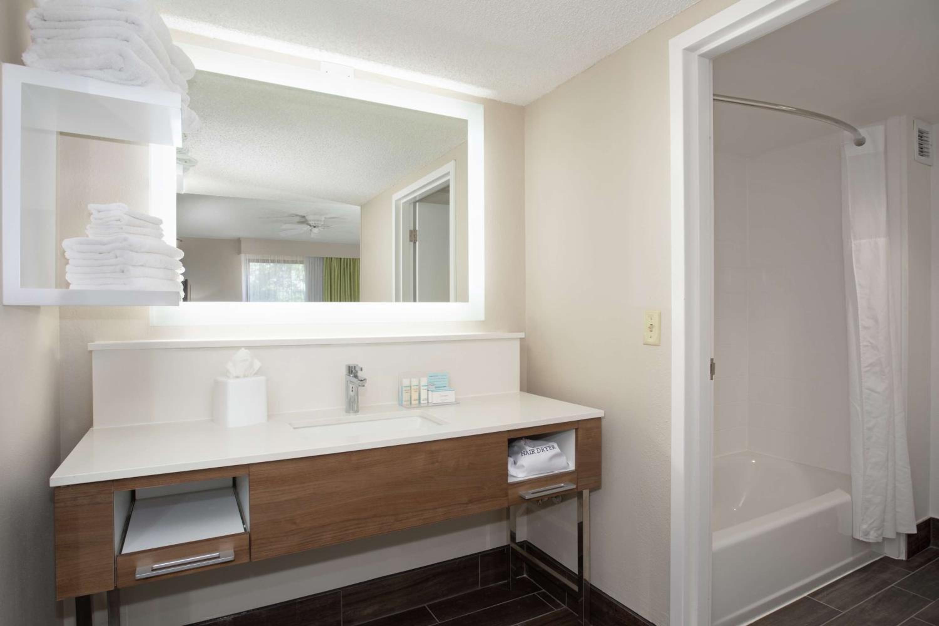 King Room with King Bed - Non-Smoking - Photo 2