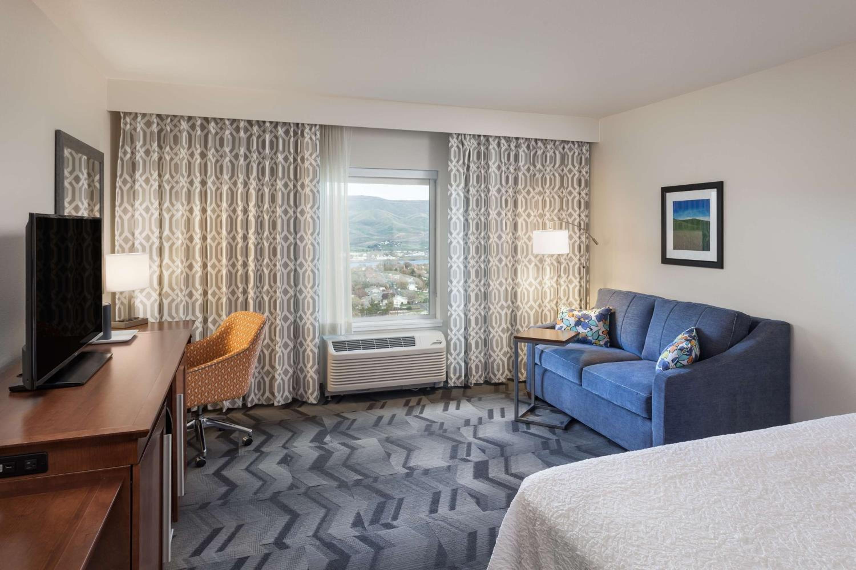 King with Sofa Bed - River View/Non-Smoking