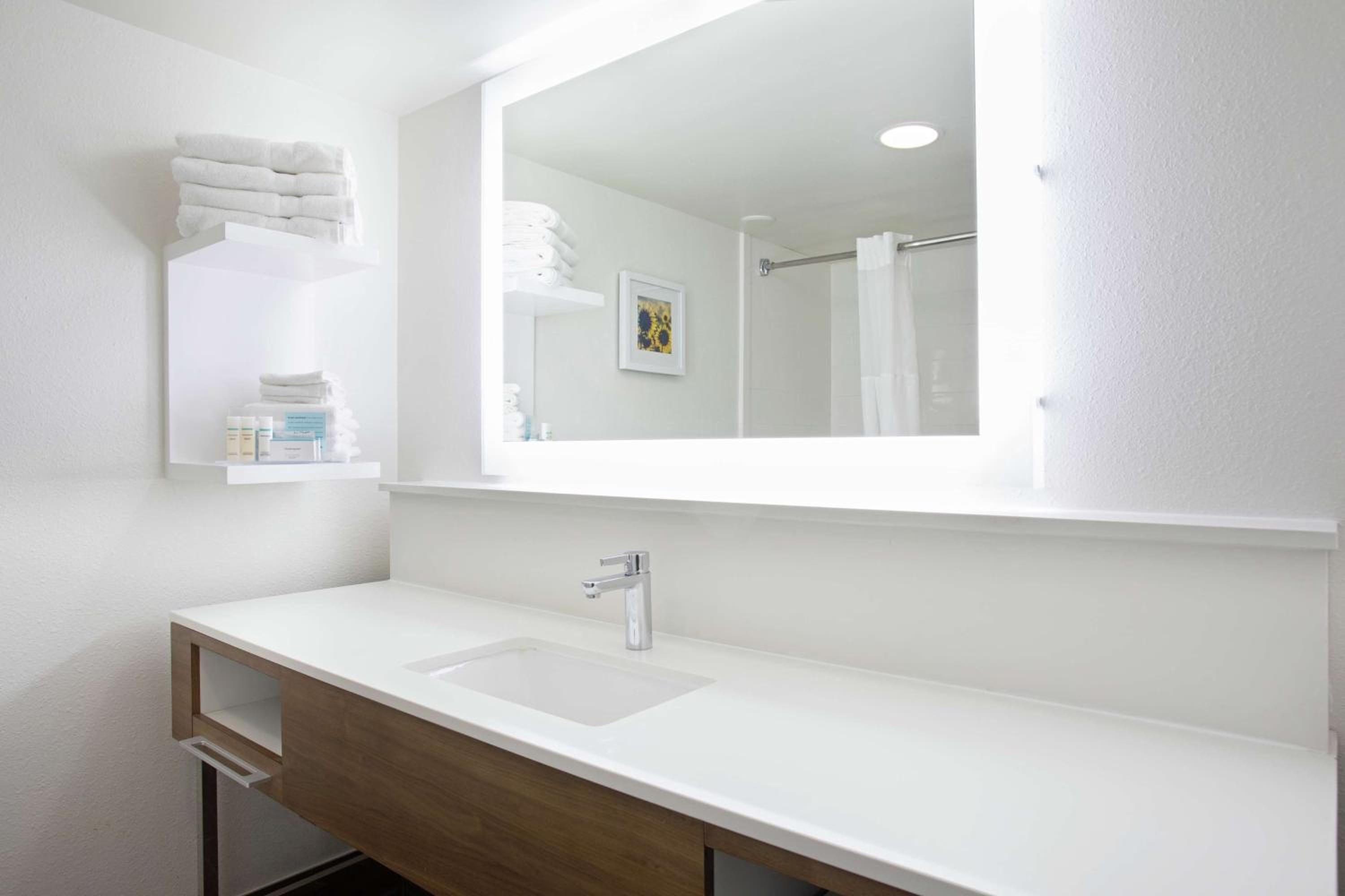 King Suite with Kitchen - Non-Smoking - Photo 3