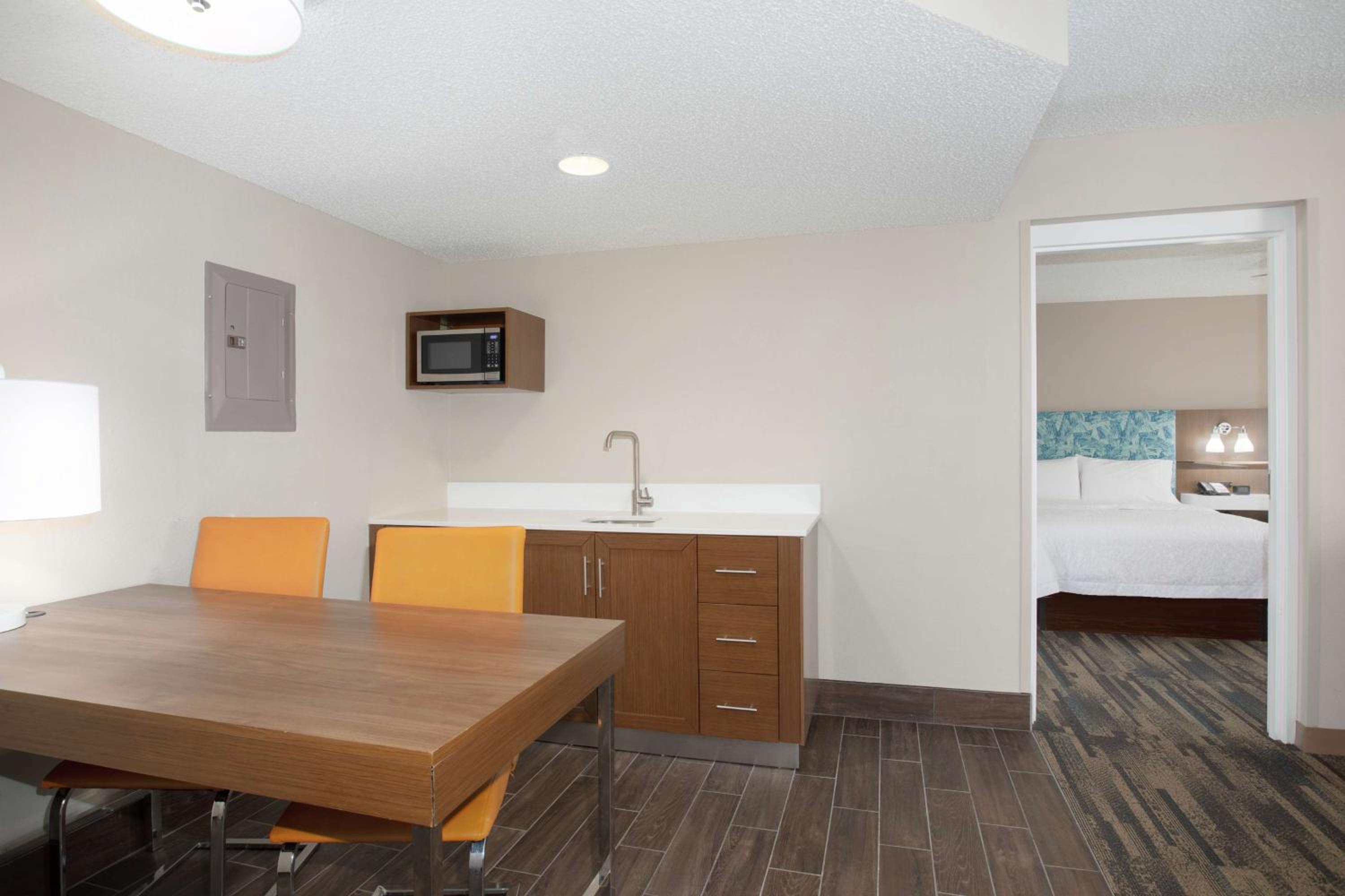 King Suite with Kitchen - Non-Smoking - Photo 7