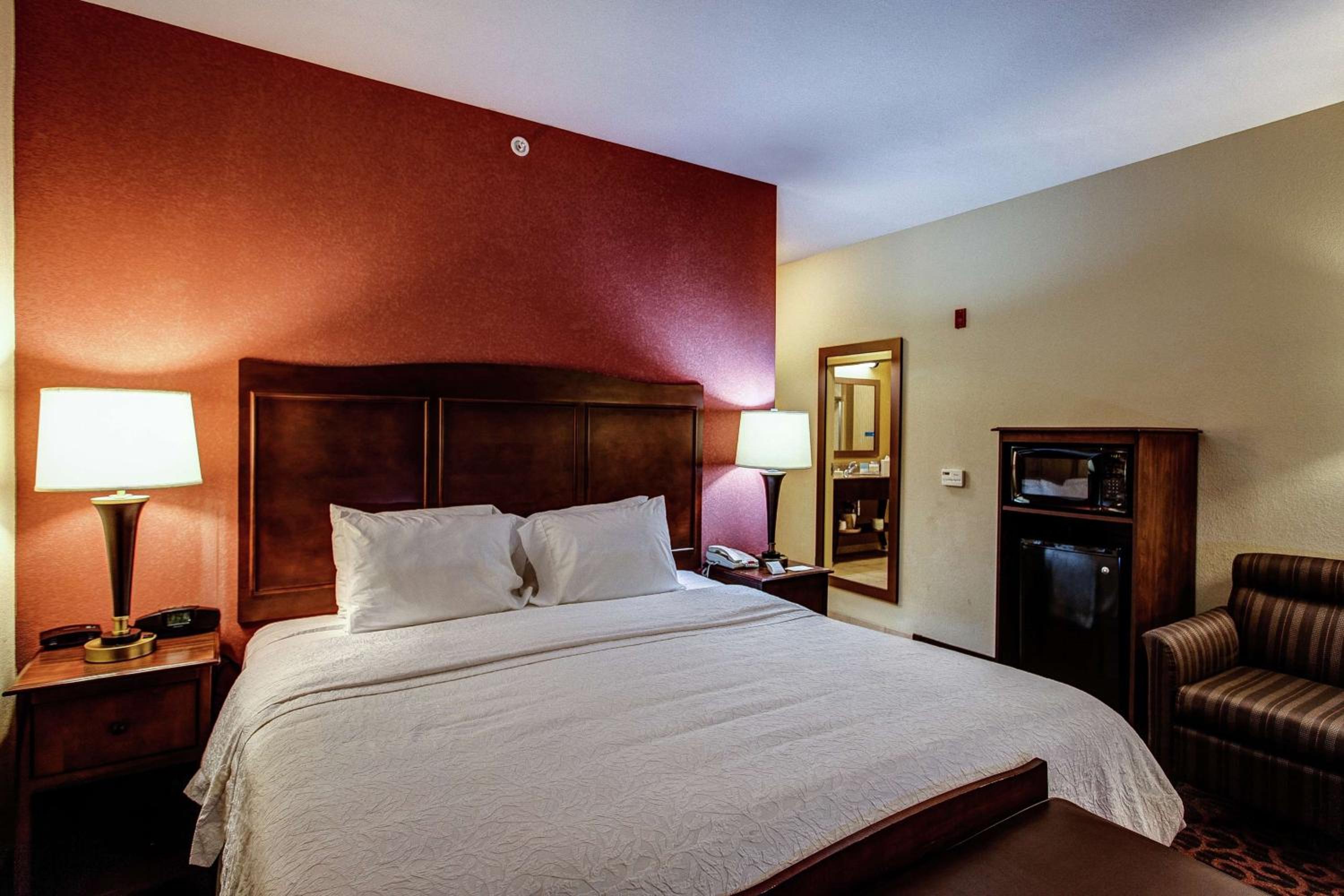 King Room with King Bed - Non-Smoking - Photo 5