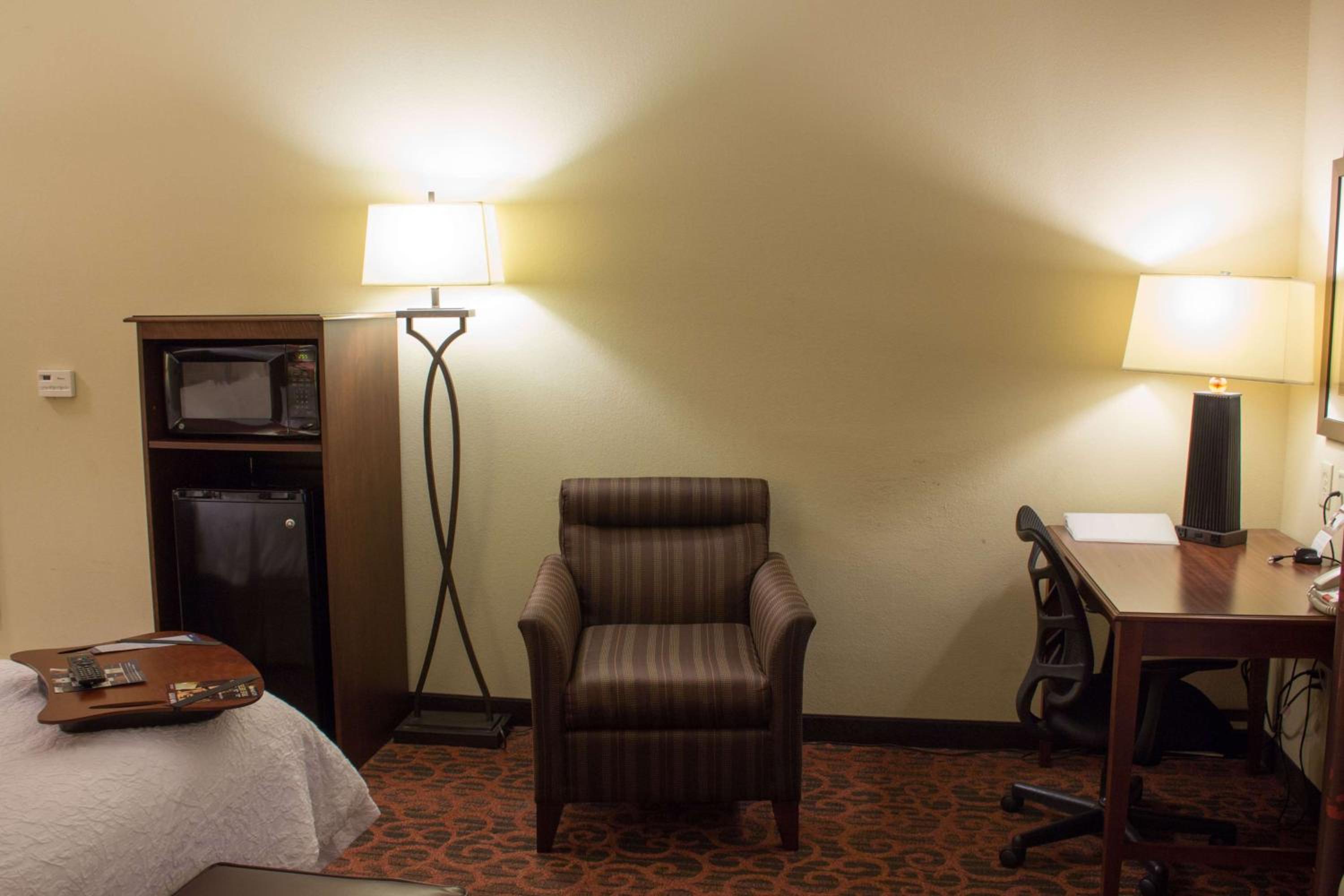 King Room with King Bed - Non-Smoking - Photo 2