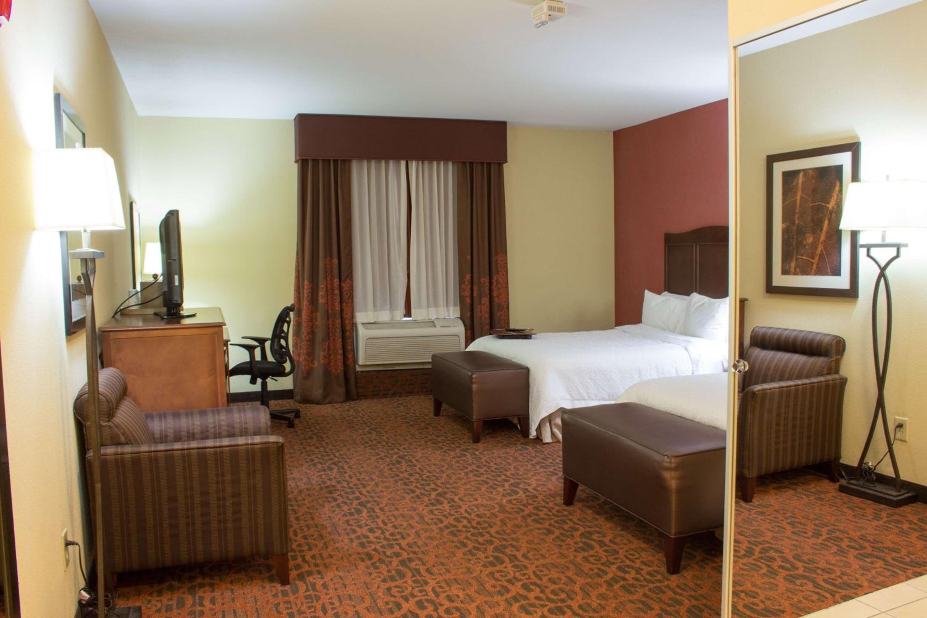 Room with Two Queen Beds - Non-Smoking - Photo 4