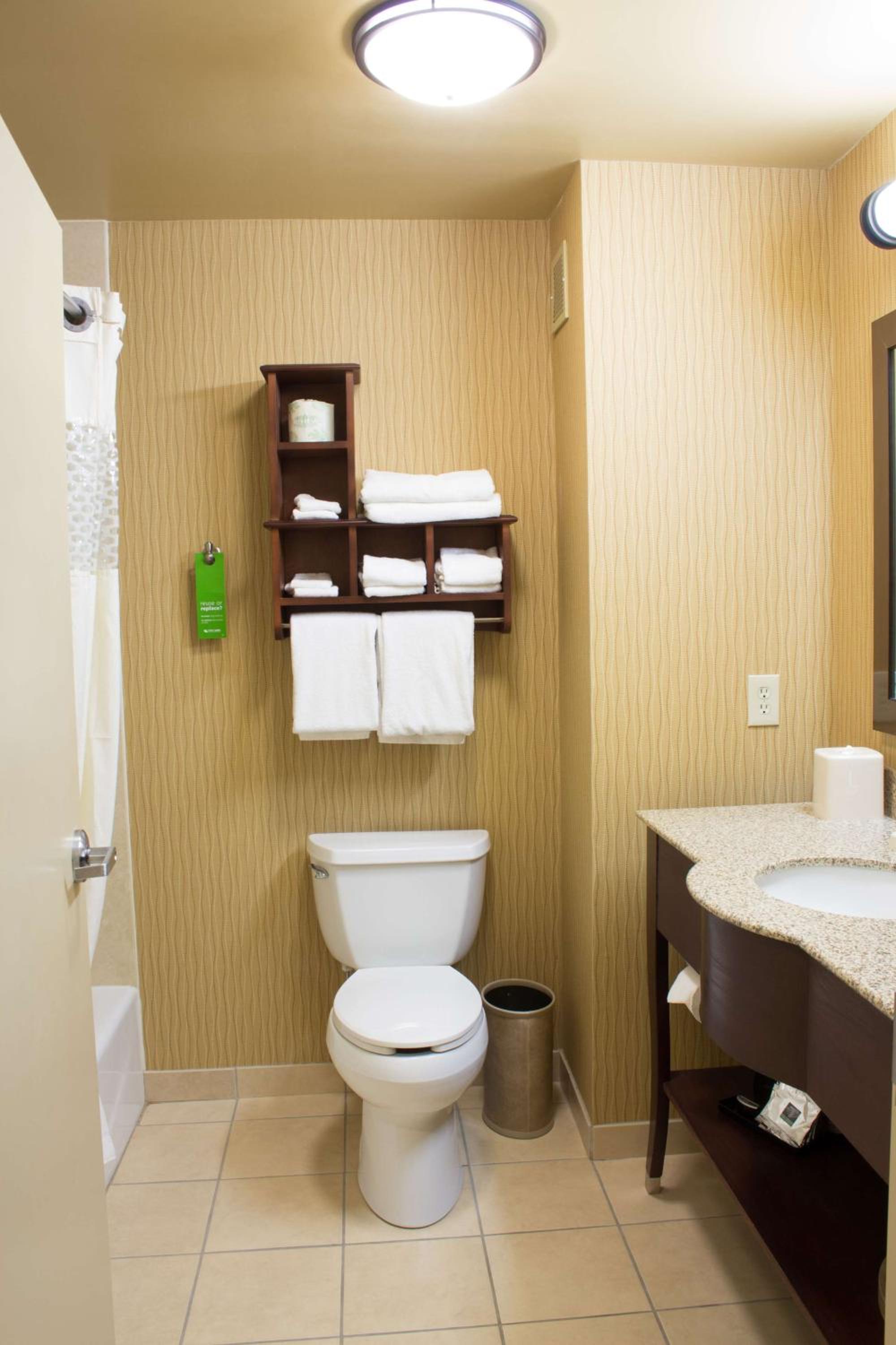 Room with Two Queen Beds - Non-Smoking - Photo 6