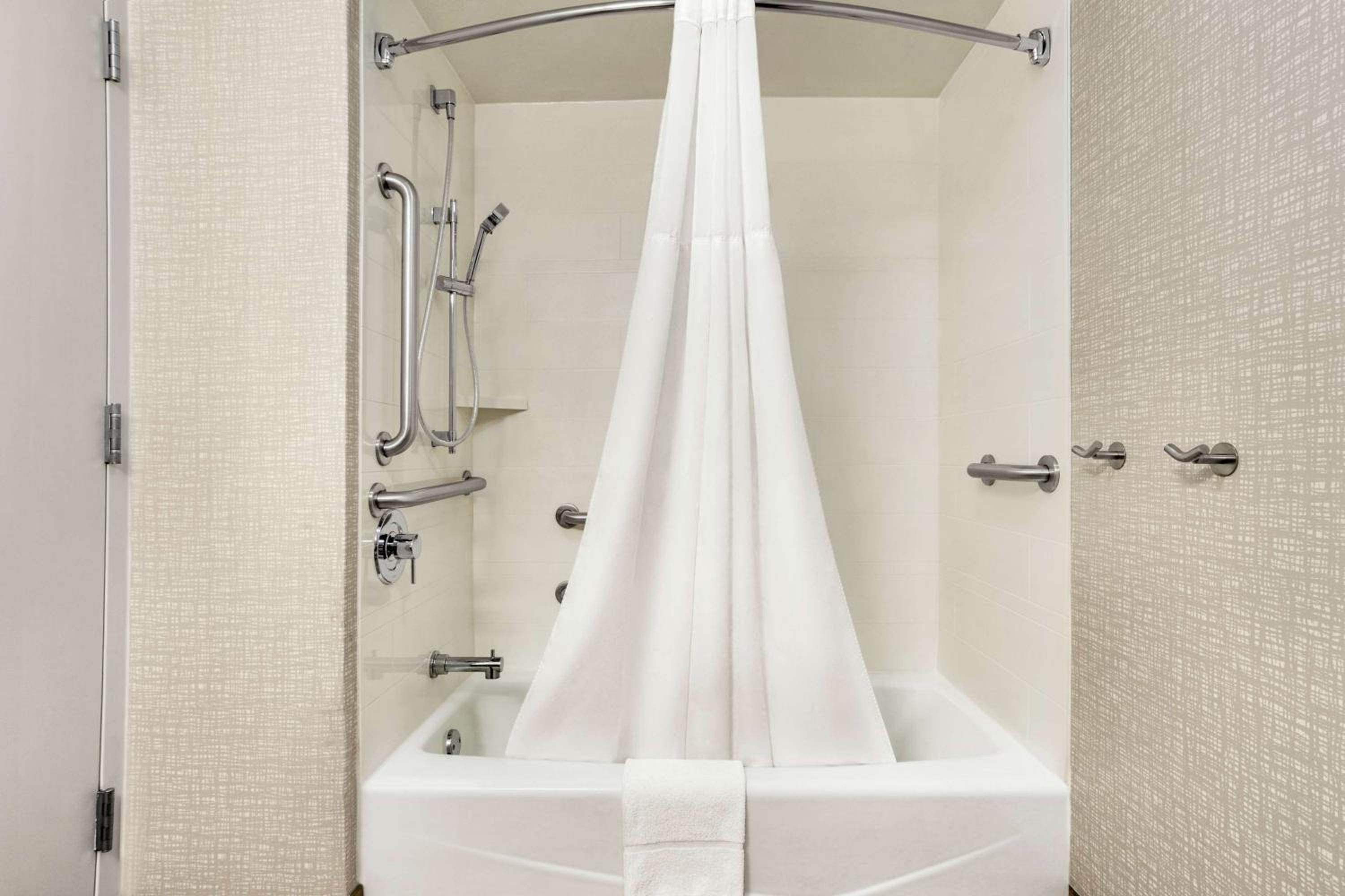King Room with Bath Tub - Mobility Accessible/Non-Smoking - Photo 3