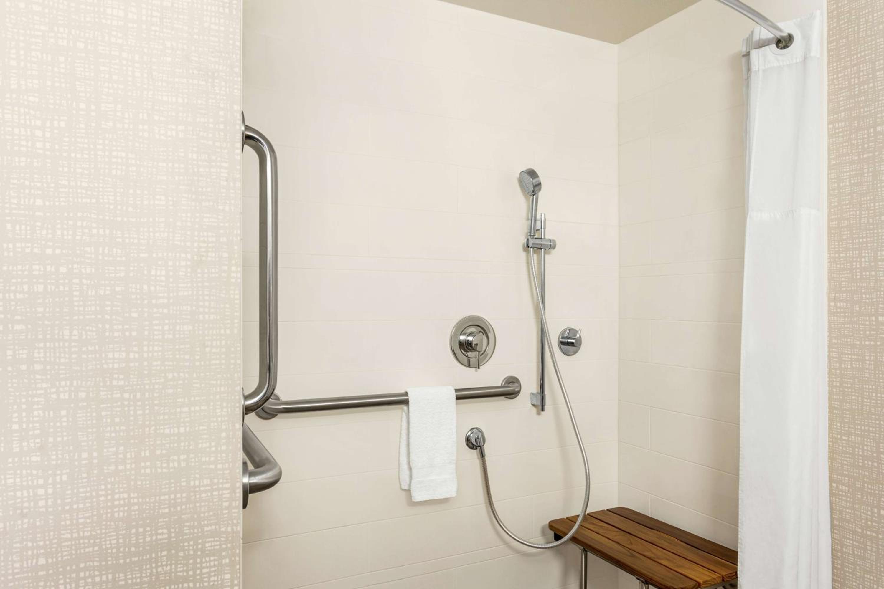 King Room with Roll-in Shower - Mobility Accessible/Non-Smoking - Photo 3