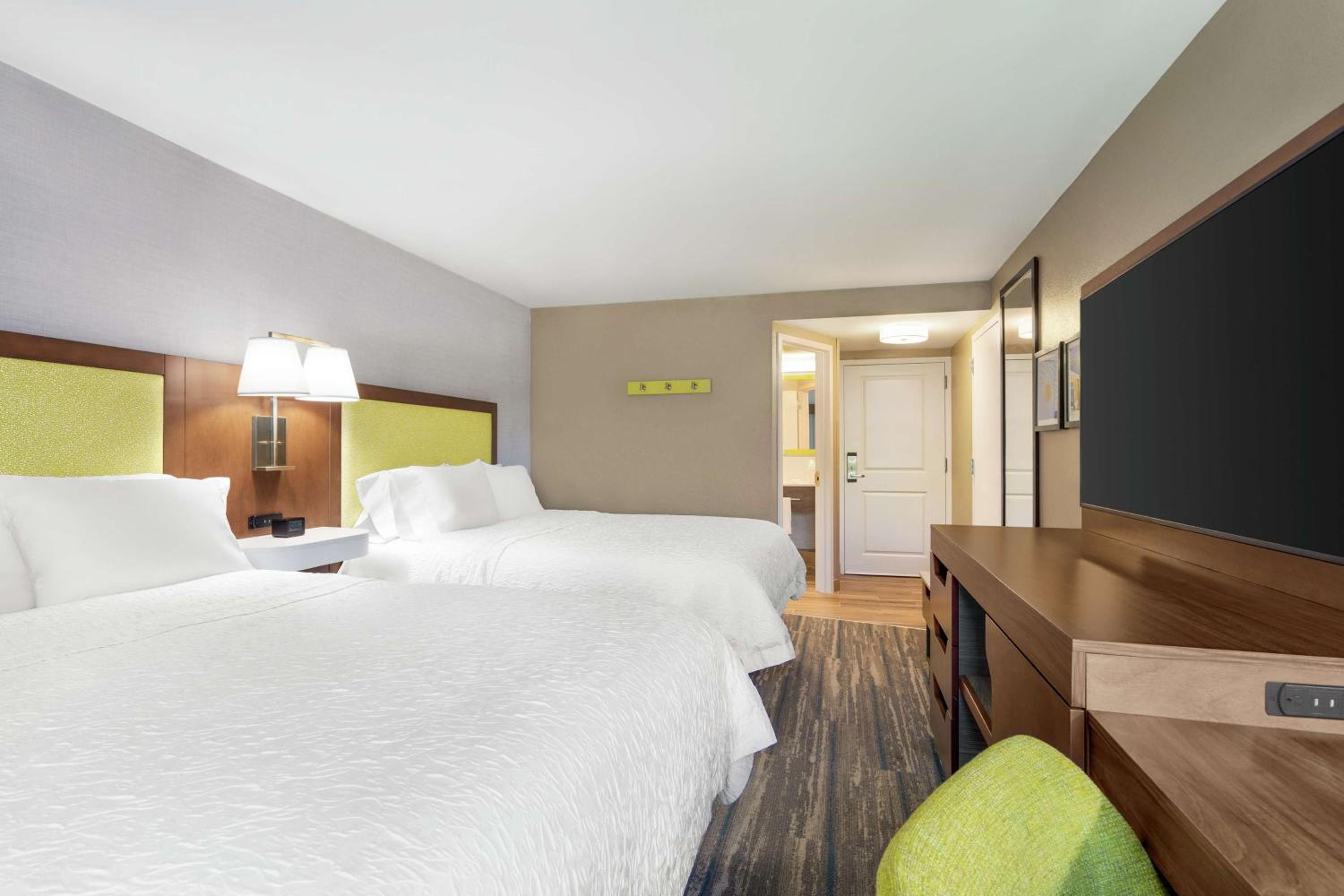 Room with Two Queen Beds - Non-Smoking - Photo 2