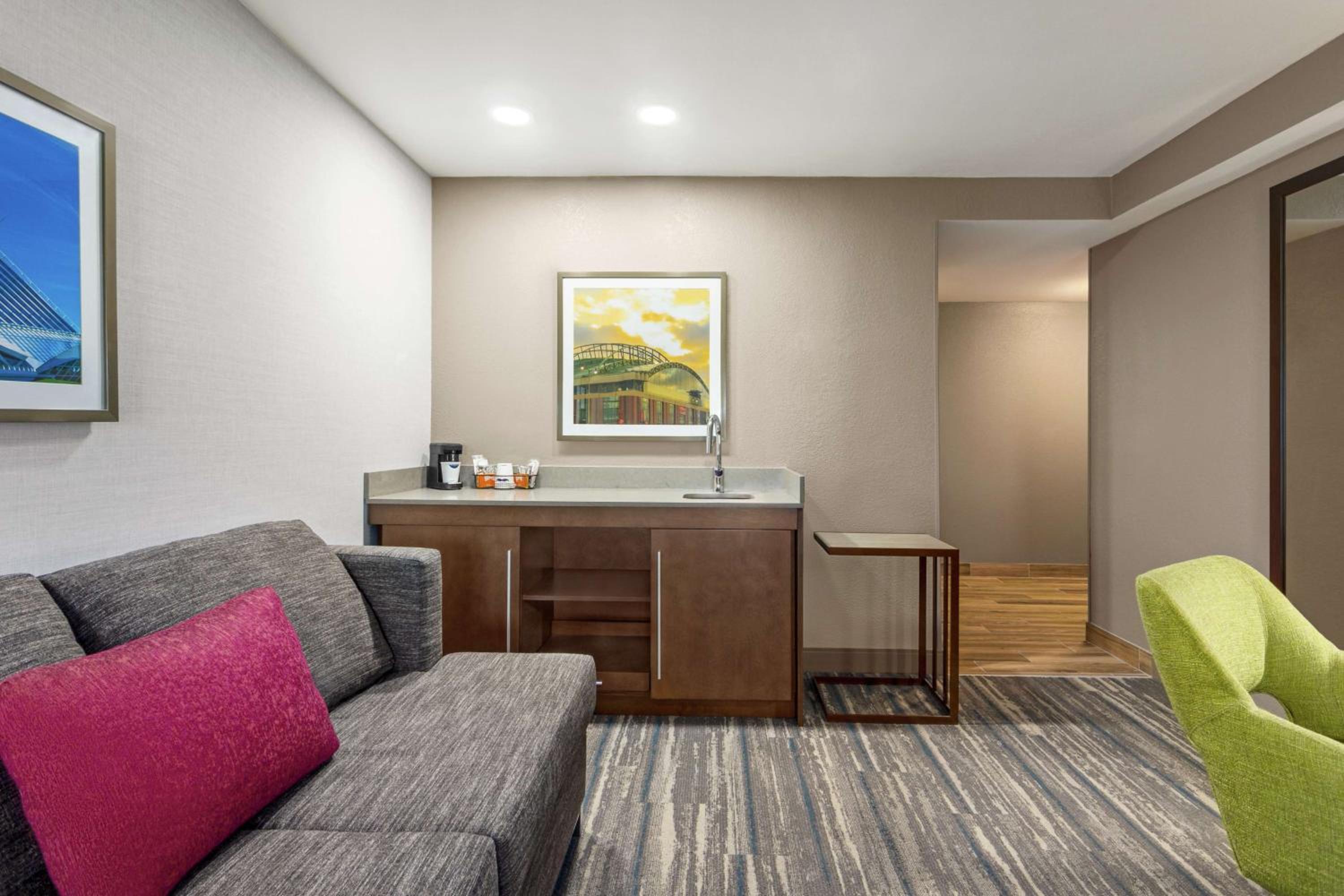 Deluxe King Room - Non-Smoking - Photo 2