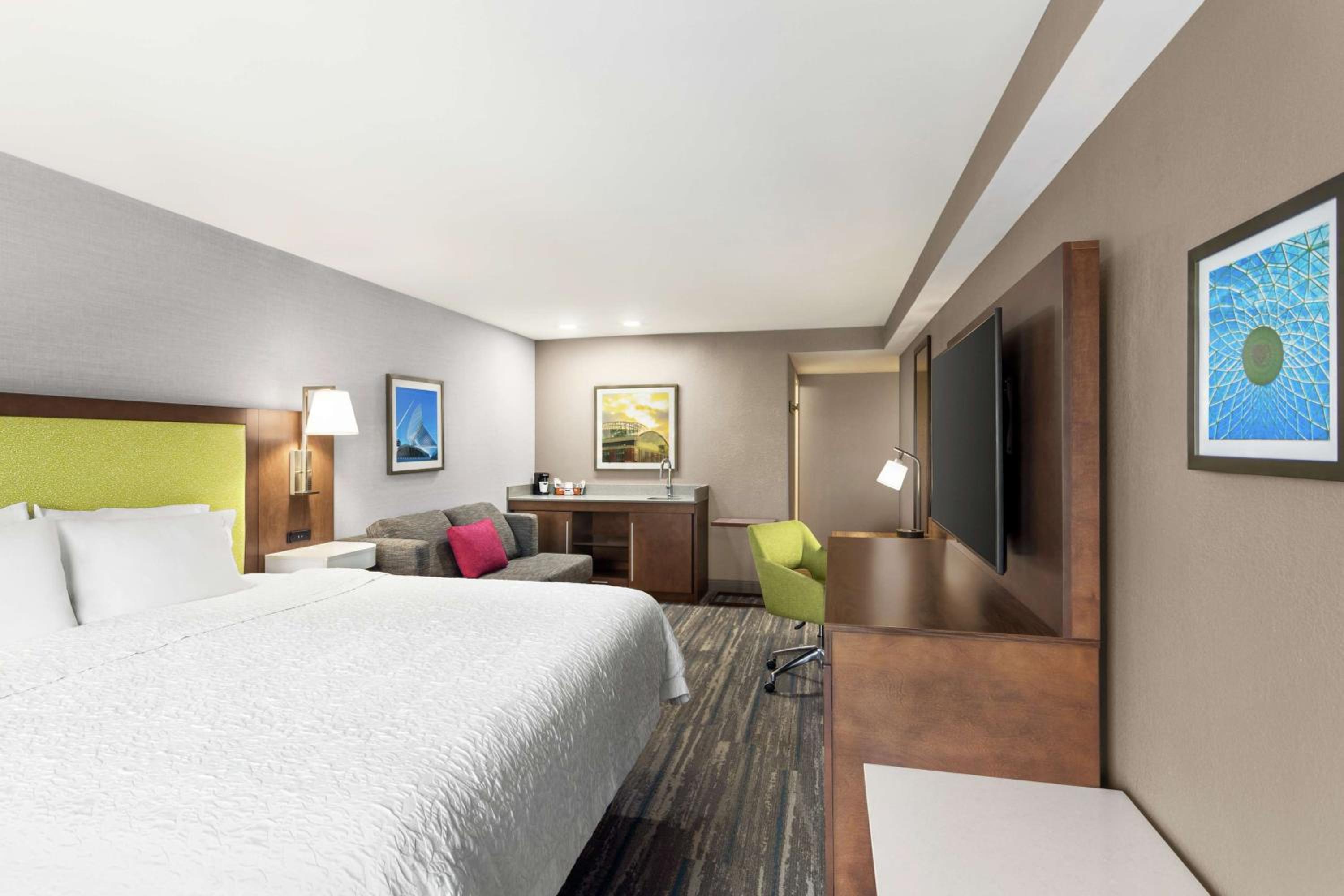 Deluxe King Room - Non-Smoking - Photo 5
