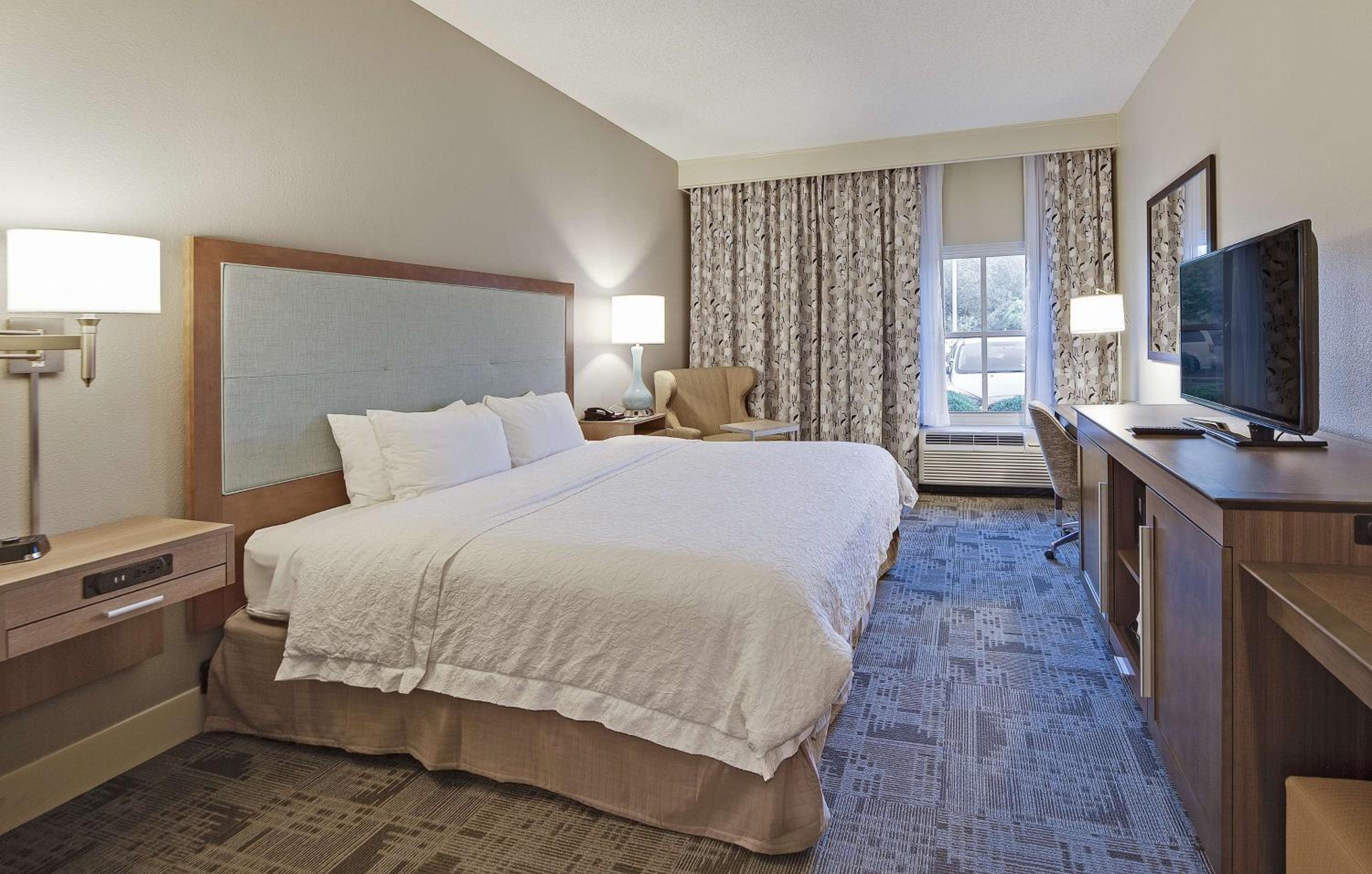King Room with Accessible Tub - Mobility and Hearing Access/Non-Smoking - Photo 2