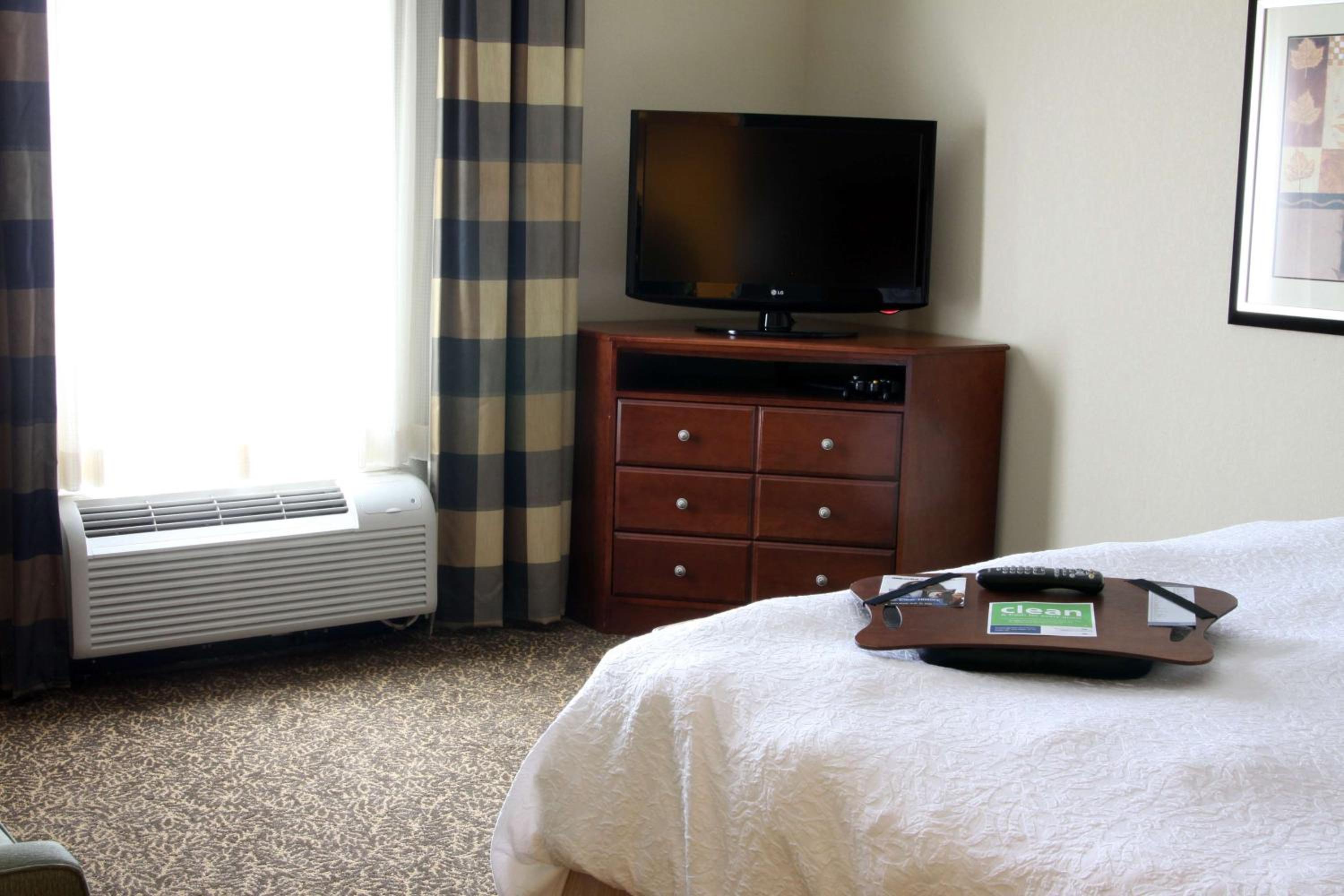 King Room with King Bed - Non-Smoking - Photo 3