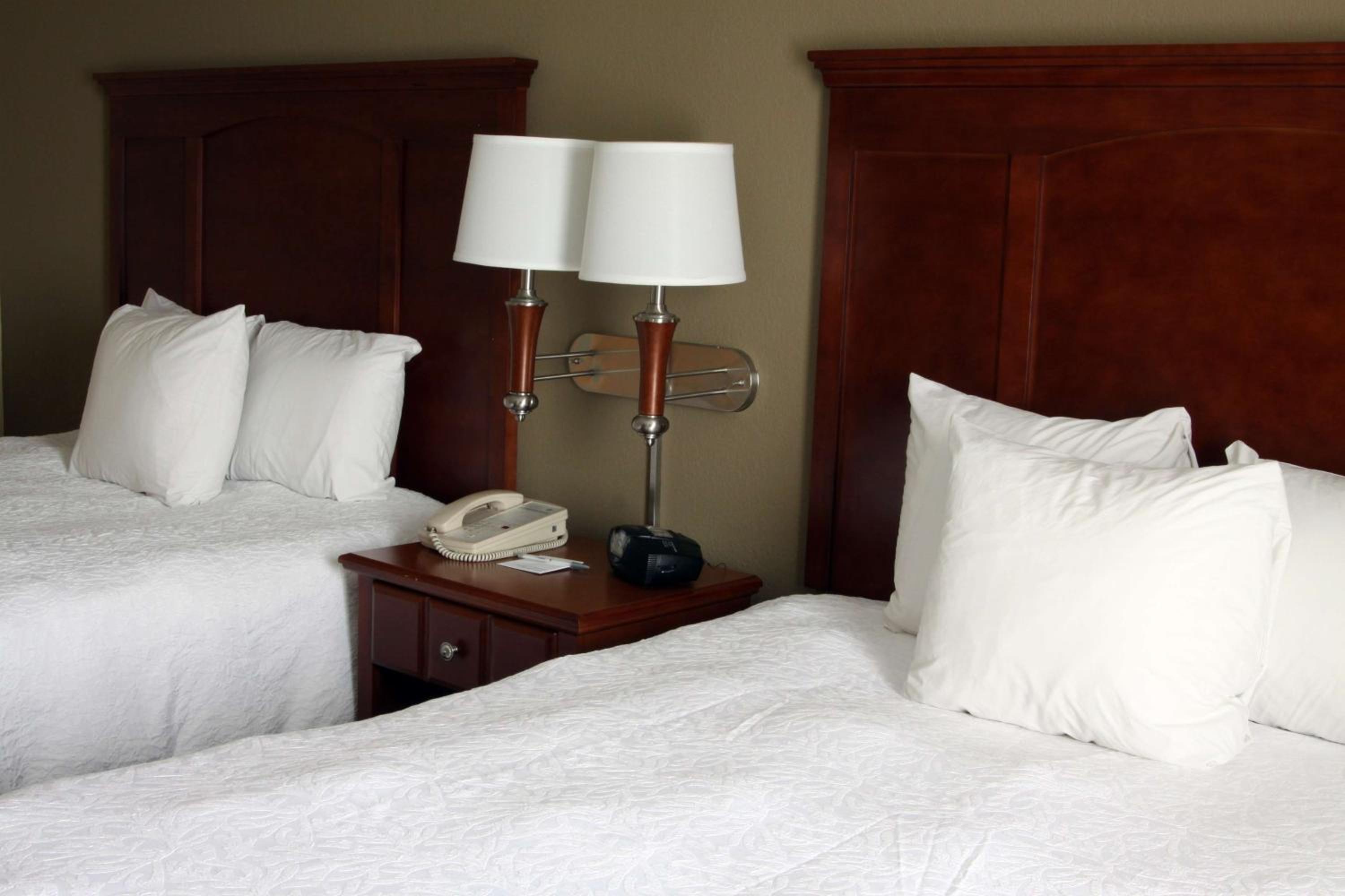 Room with Two Queen Beds - Non-Smoking - Photo 4