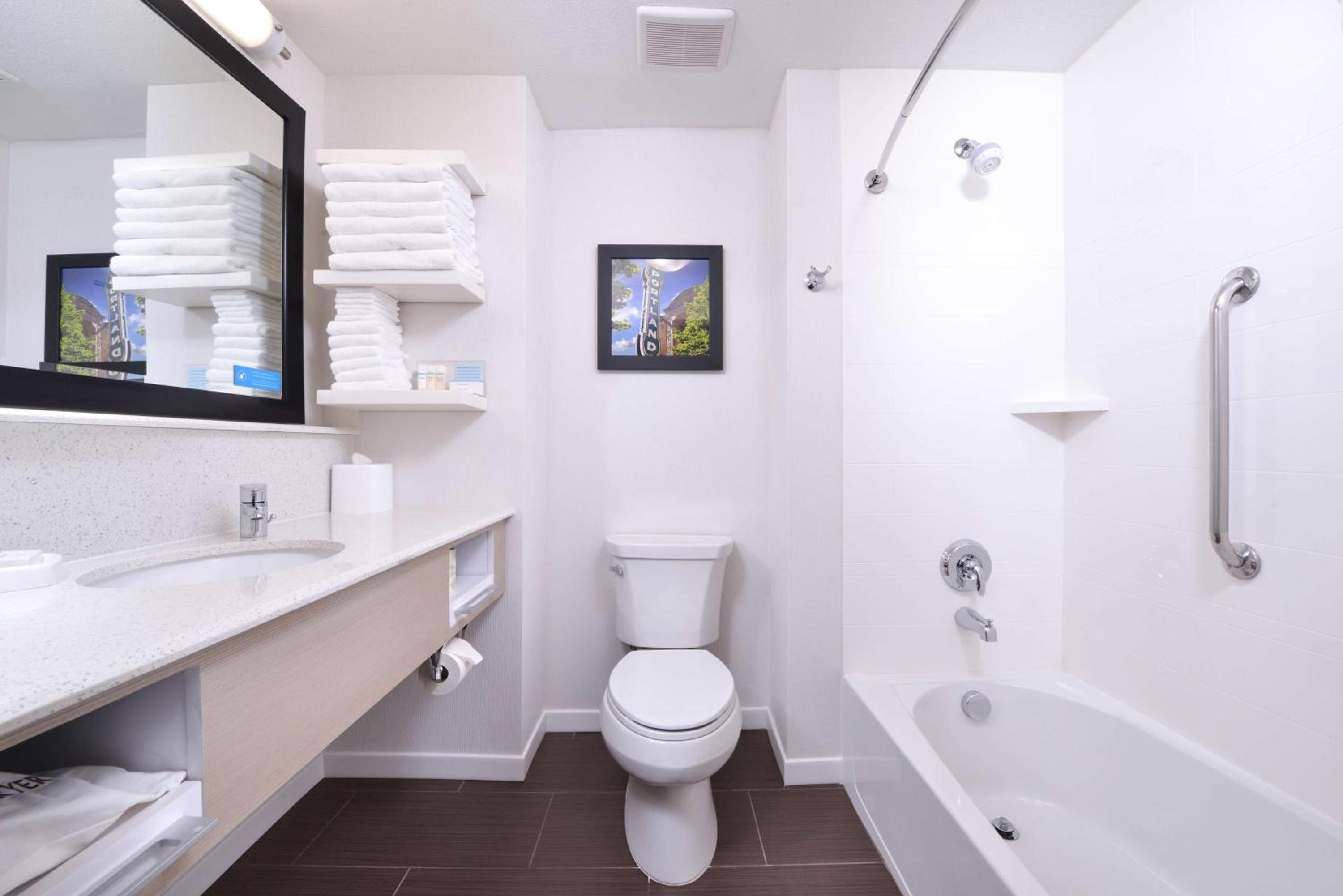 Queen Room with Mobility Access/Non-Smoking