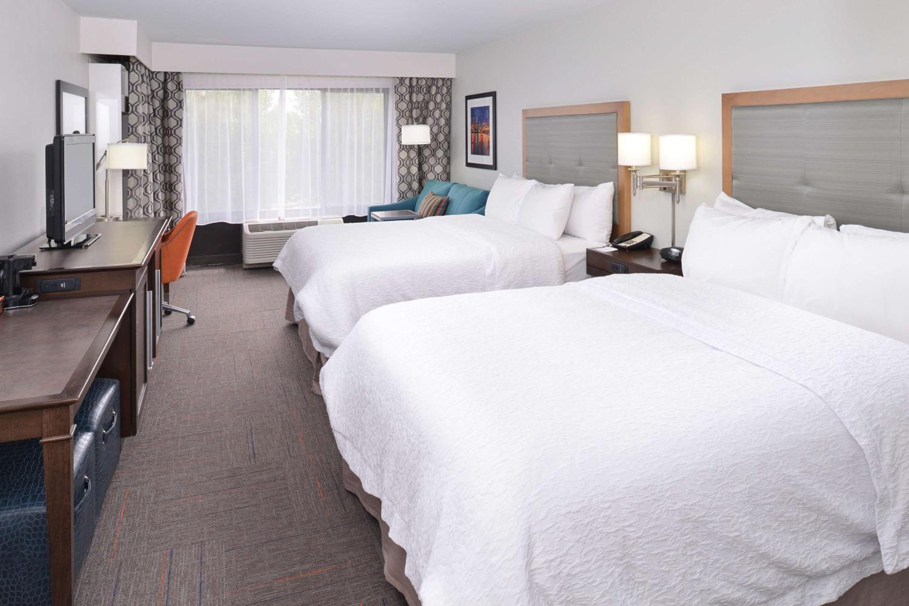 Queen Room with Two Queen Beds and Sofa Bed - Non-Smoking thumbnail 5