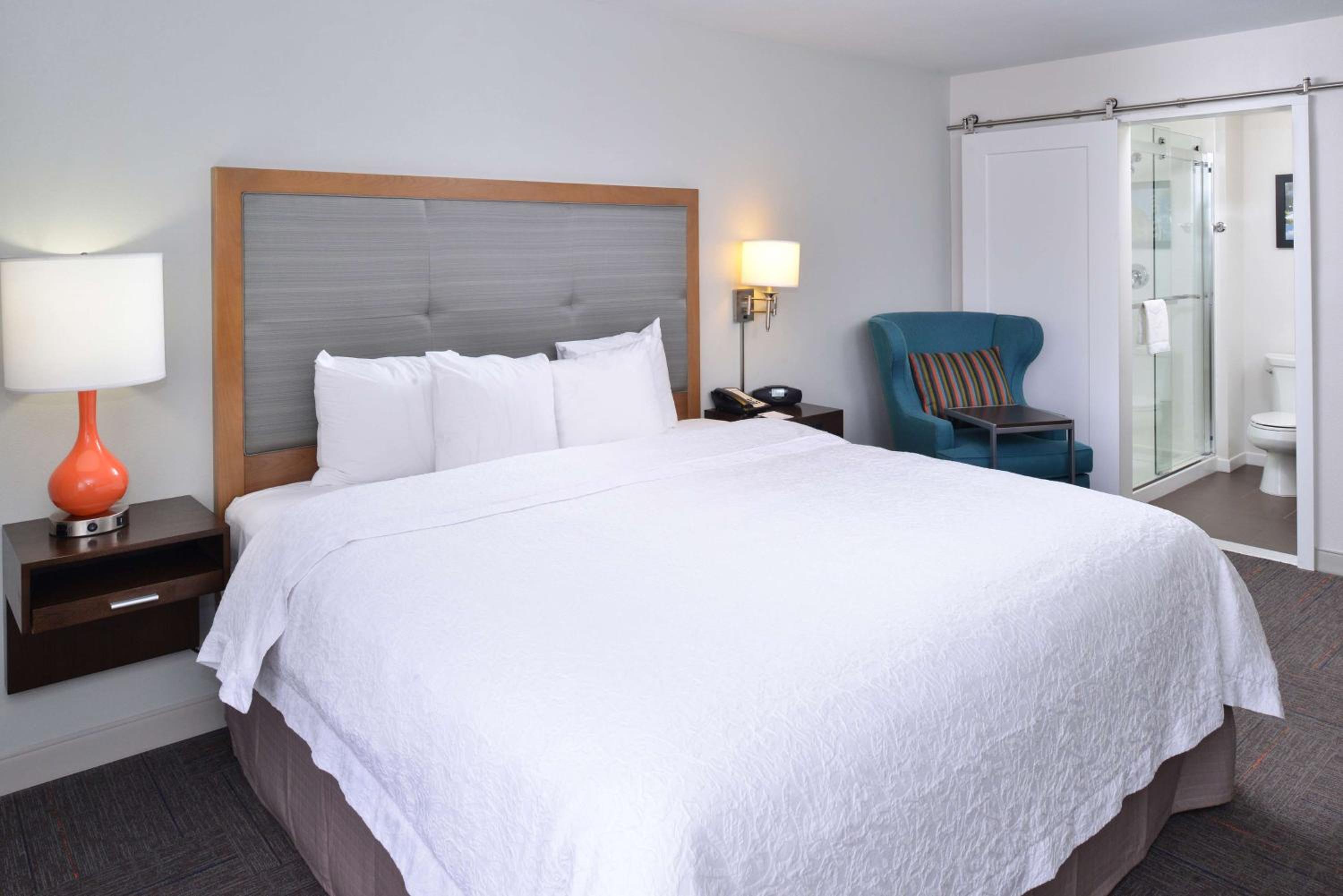King Room with King Bed - Non-Smoking
