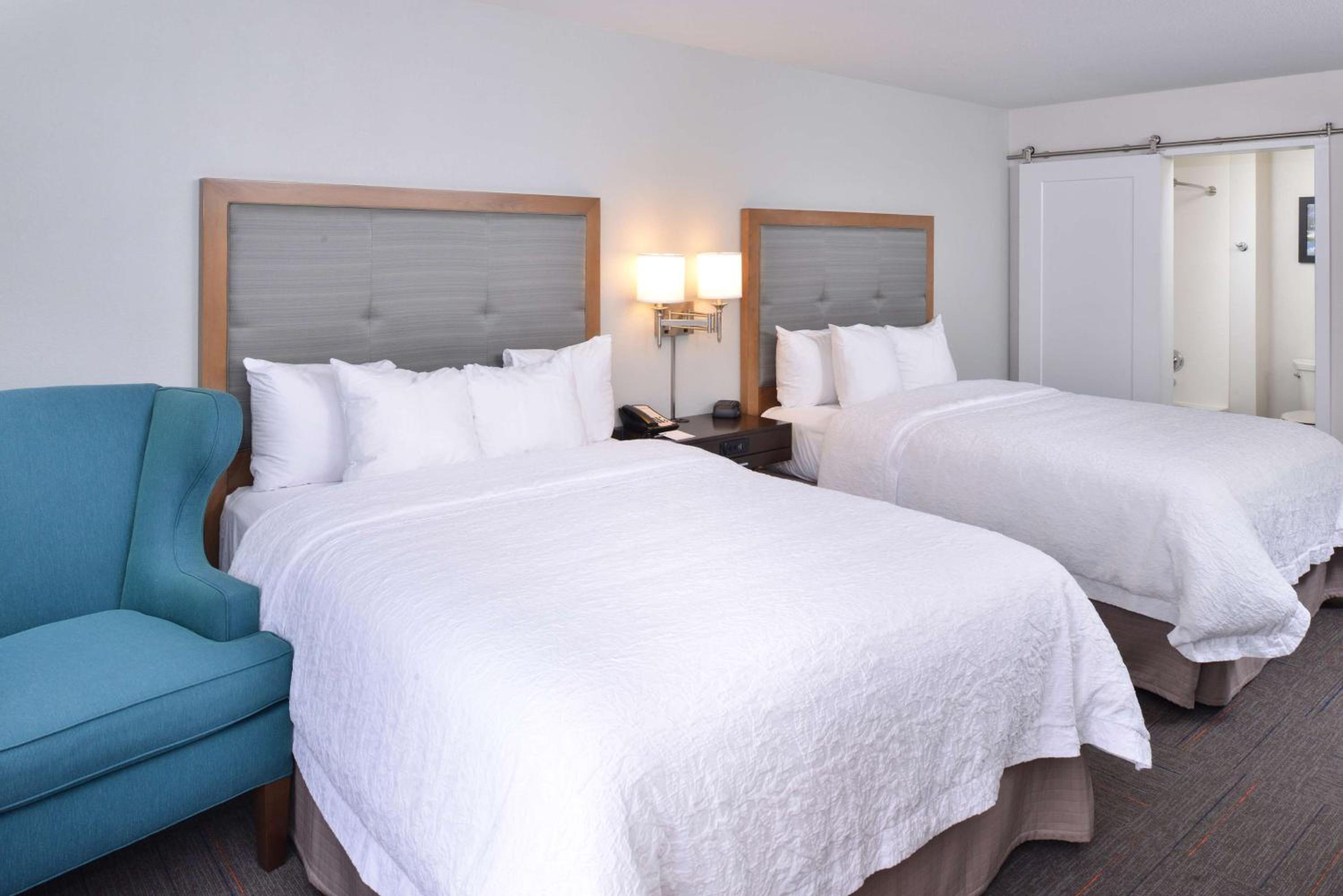 Room with Two Queen Beds - Non-Smoking thumbnail 5