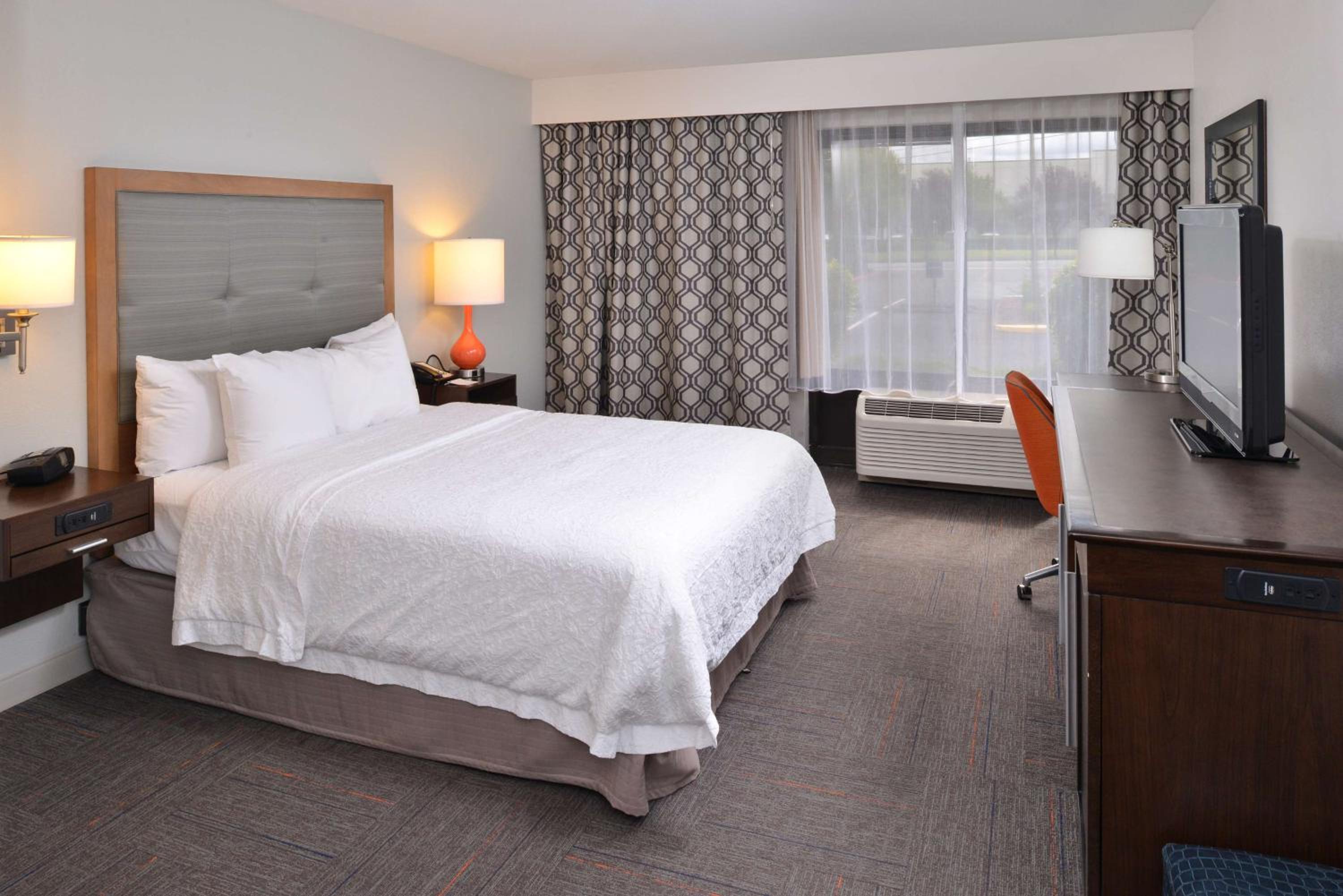 Queen Room with Mobility Access/Non-Smoking