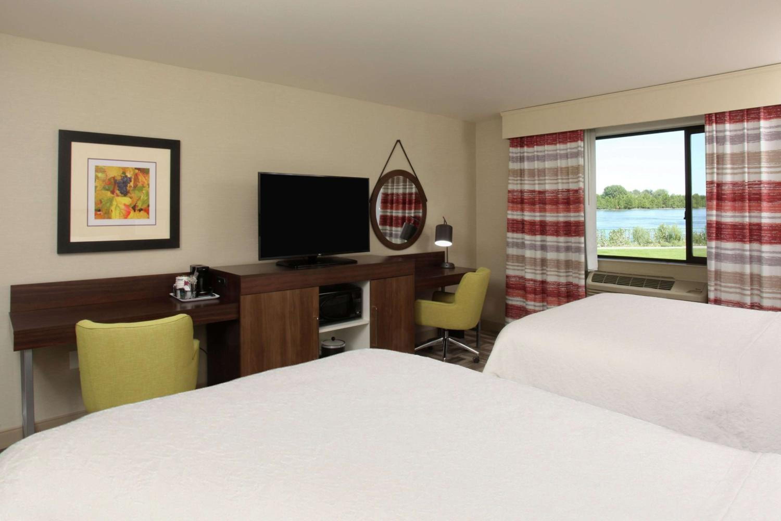 Non-Smoking Queen Room with River View