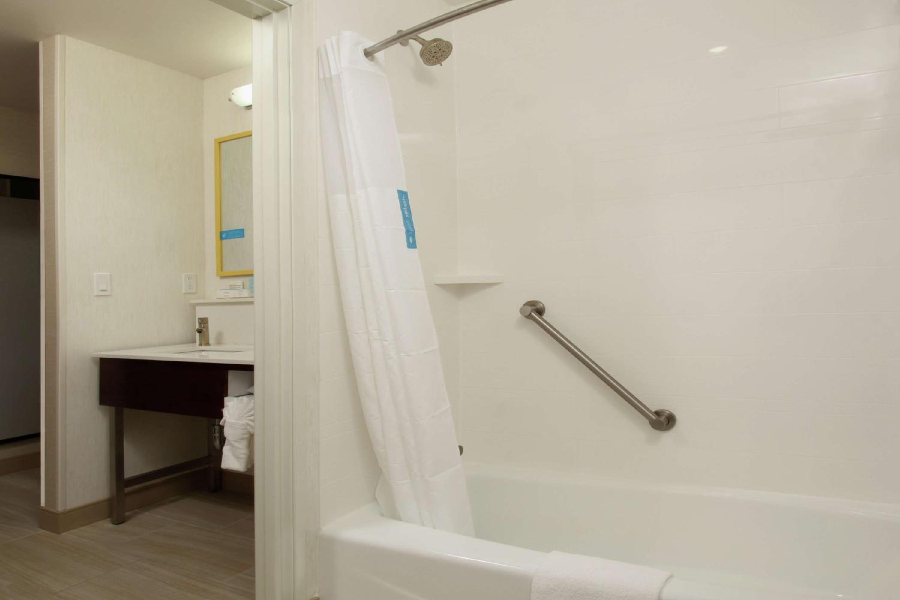Room with Two Queen Beds - Non-Smoking - Photo 2