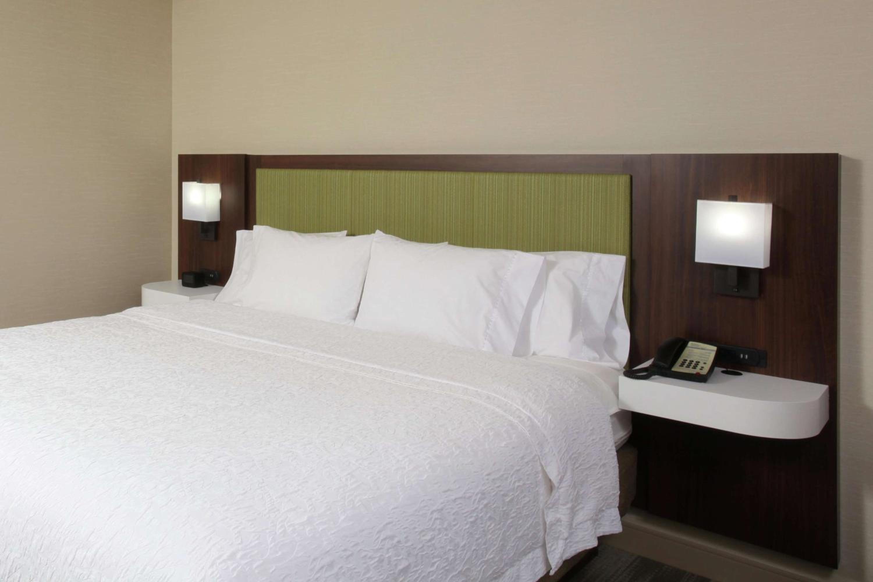 King Room with King Bed - Non-Smoking - Photo 4