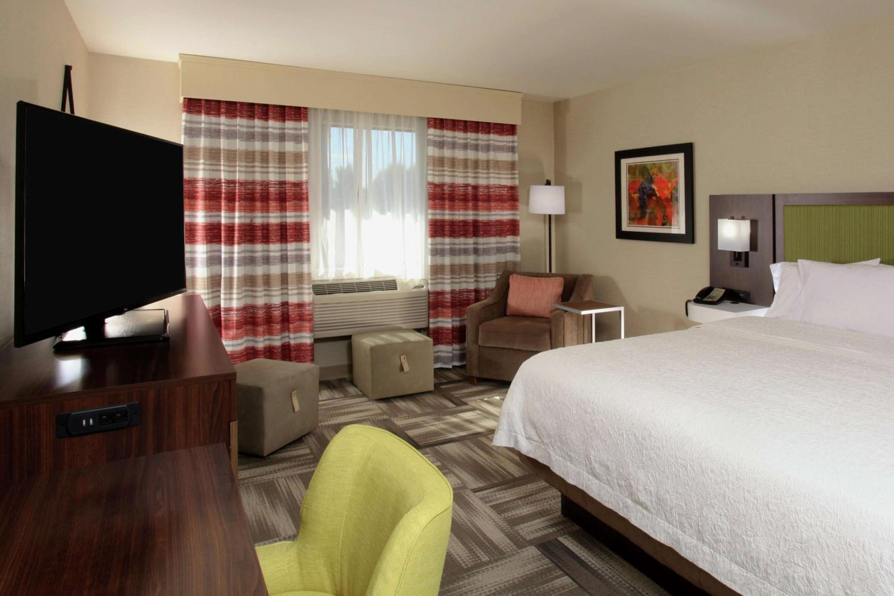 King Room with Accessible Tub - Mobility and Hearing Access/Non-Smoking - Photo 3