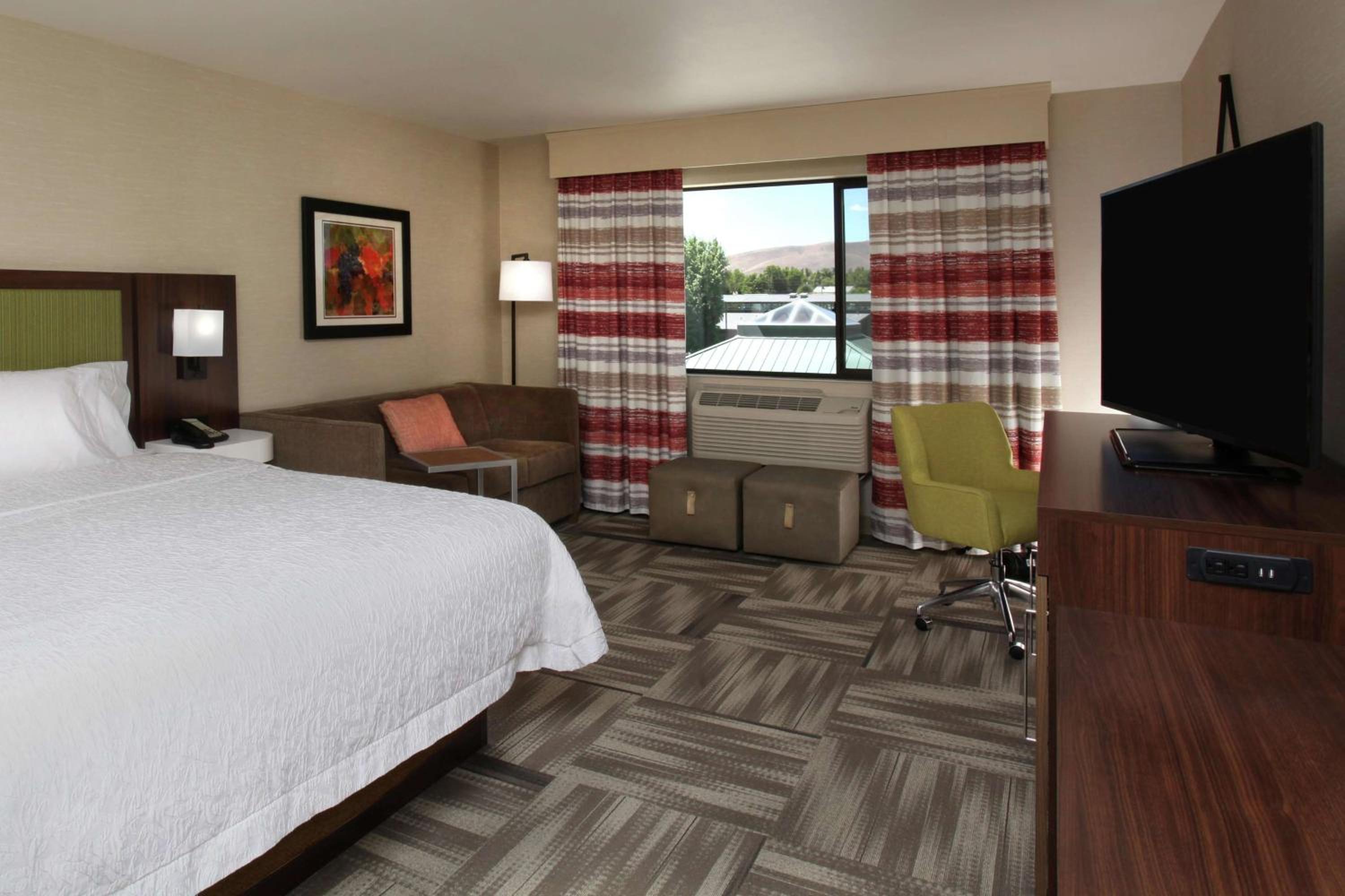 King Room with King Bed - Non-Smoking - Photo 3