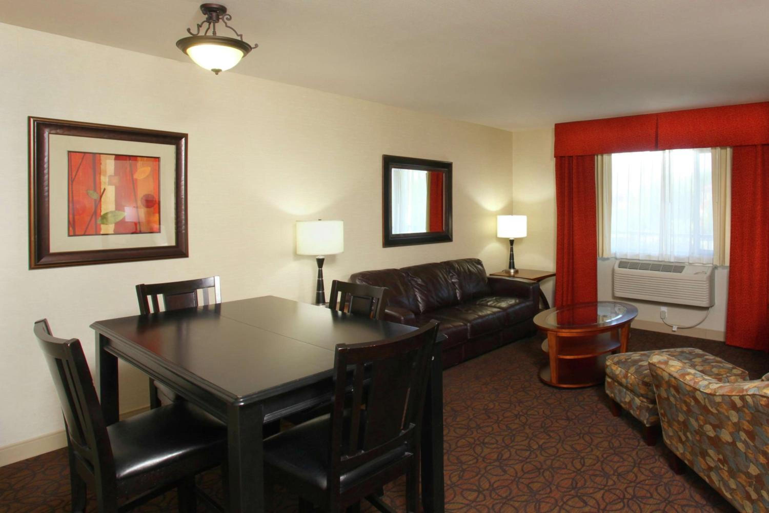 One-Bedroom King Suite- Non-Smoking - Photo 2