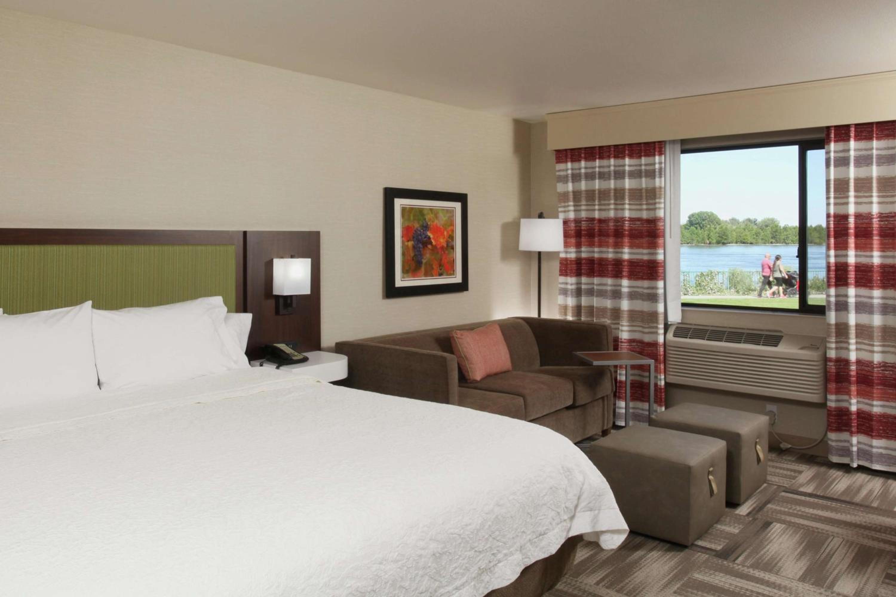 Non-Smoking King Room with River View - Photo 1