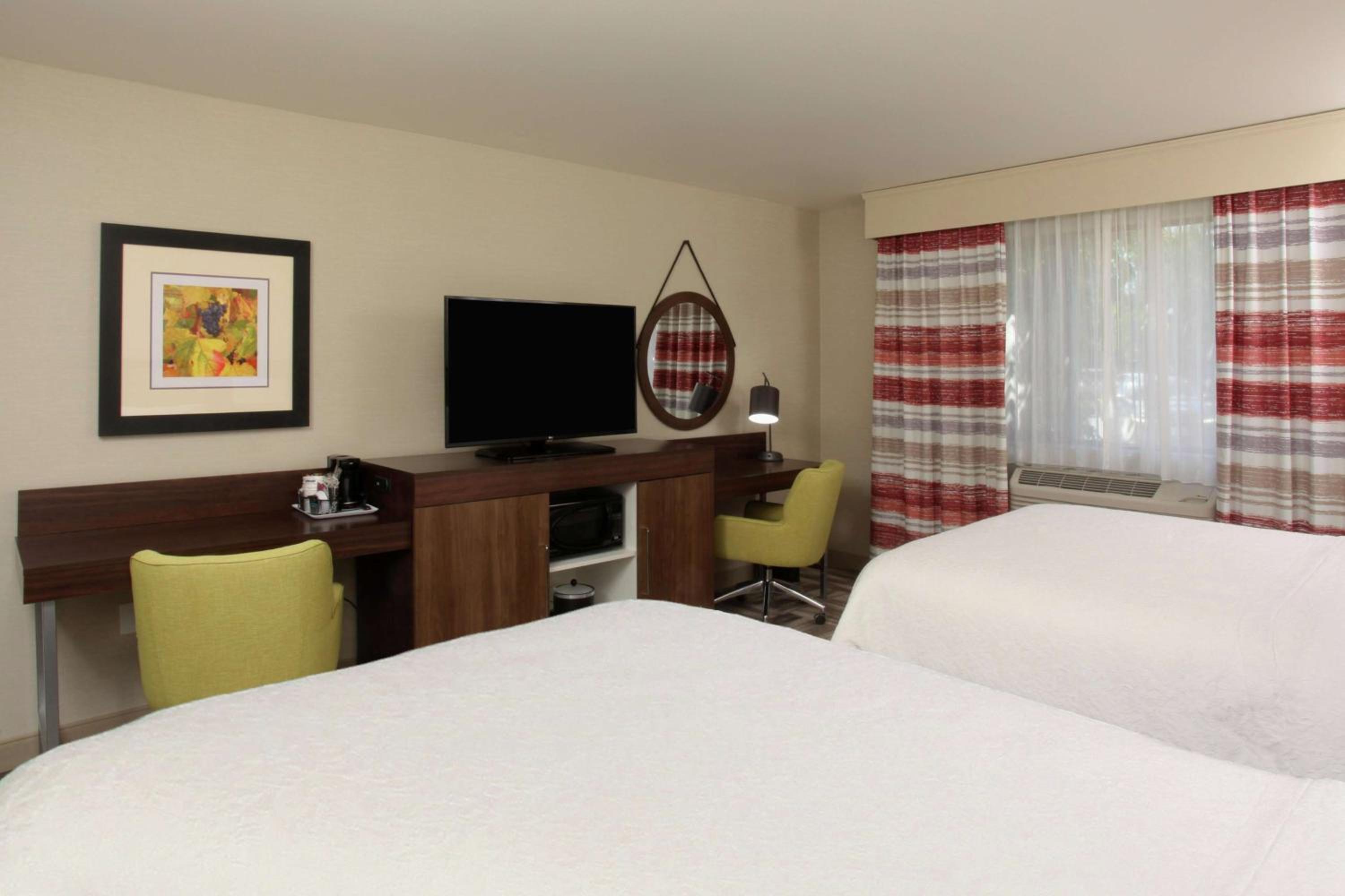 Room with Two Queen Beds - Non-Smoking - Photo 3