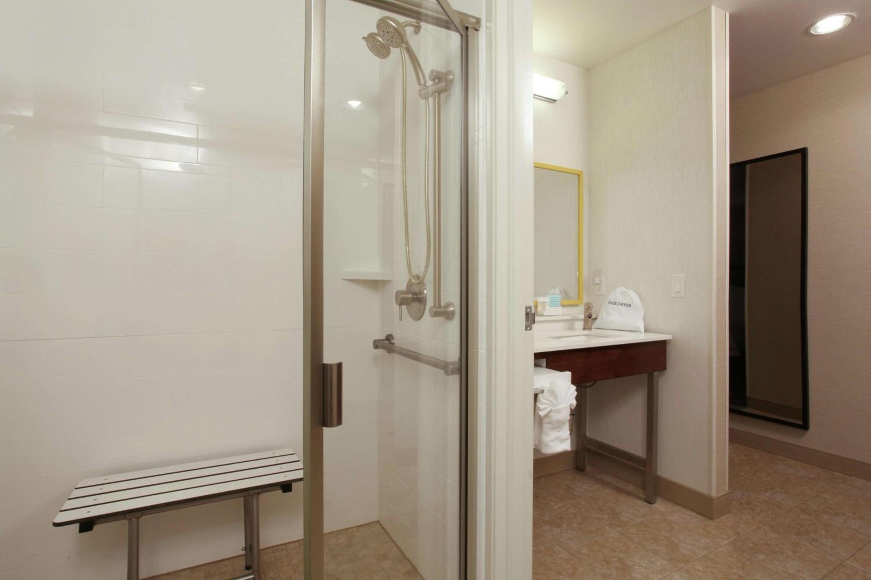 King Room with Roll-In Shower - Mobility and Hearing Access/Non-Smoking - Photo 2