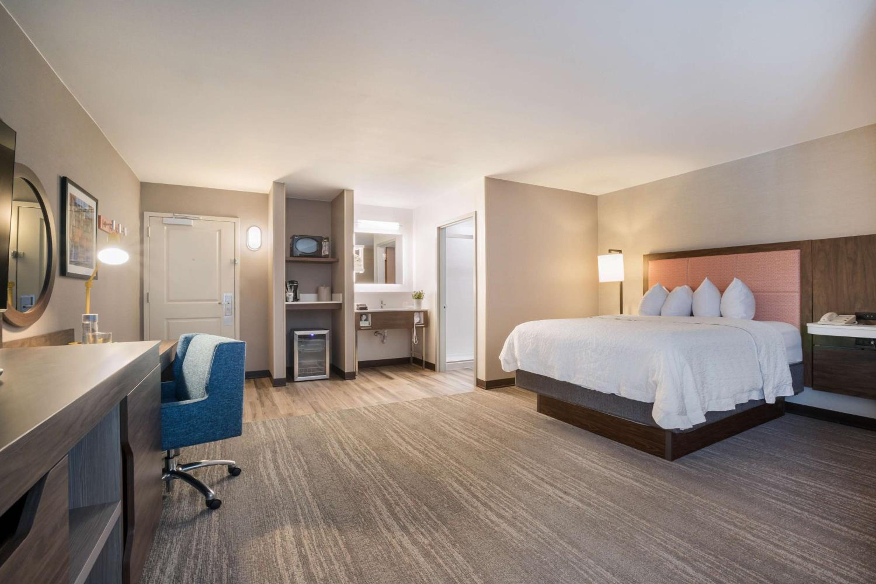 Room with Two Queen Beds - Non-Smoking - Photo 2