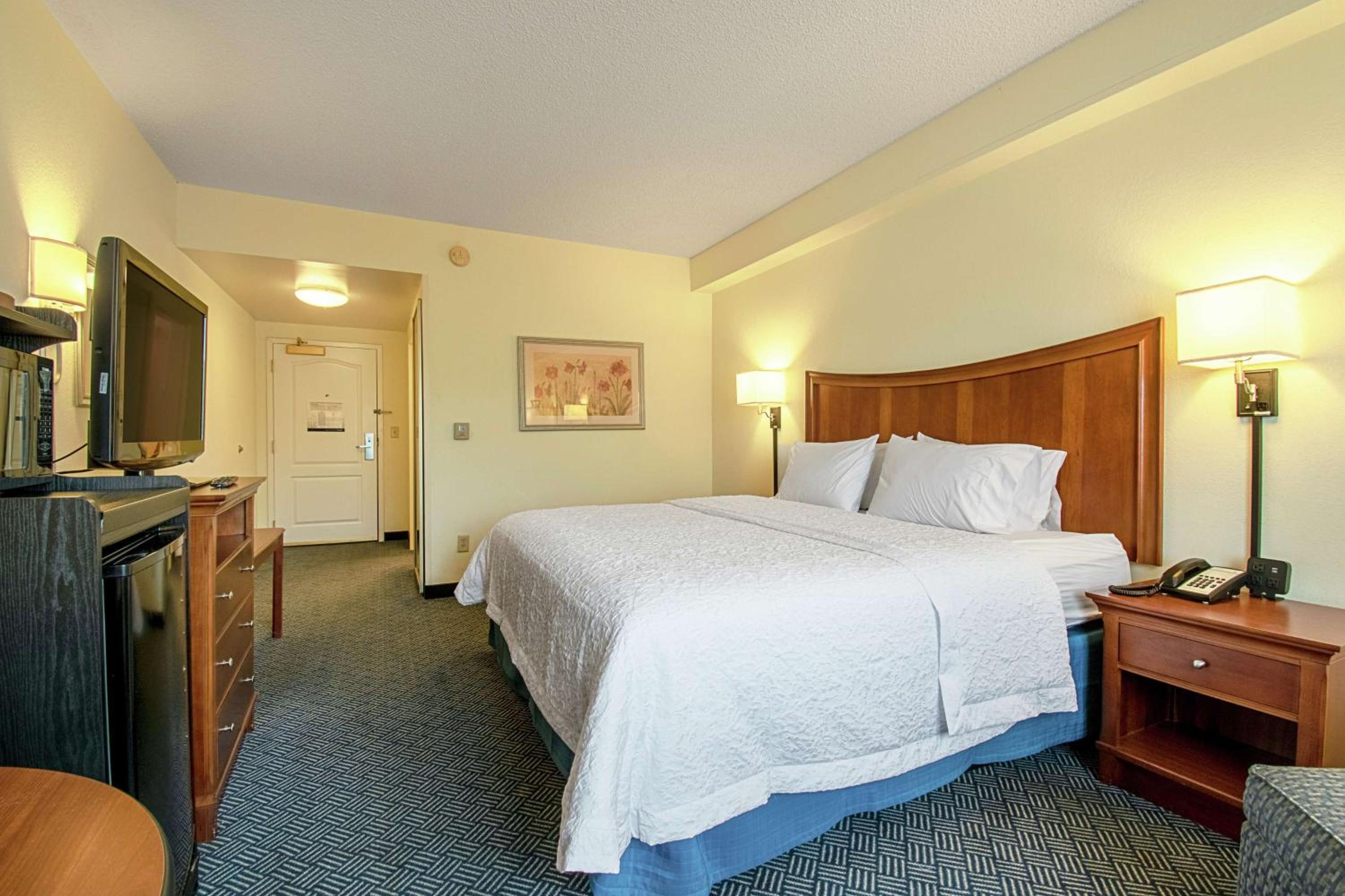 King Room with King Bed - Non-Smoking - Photo 1