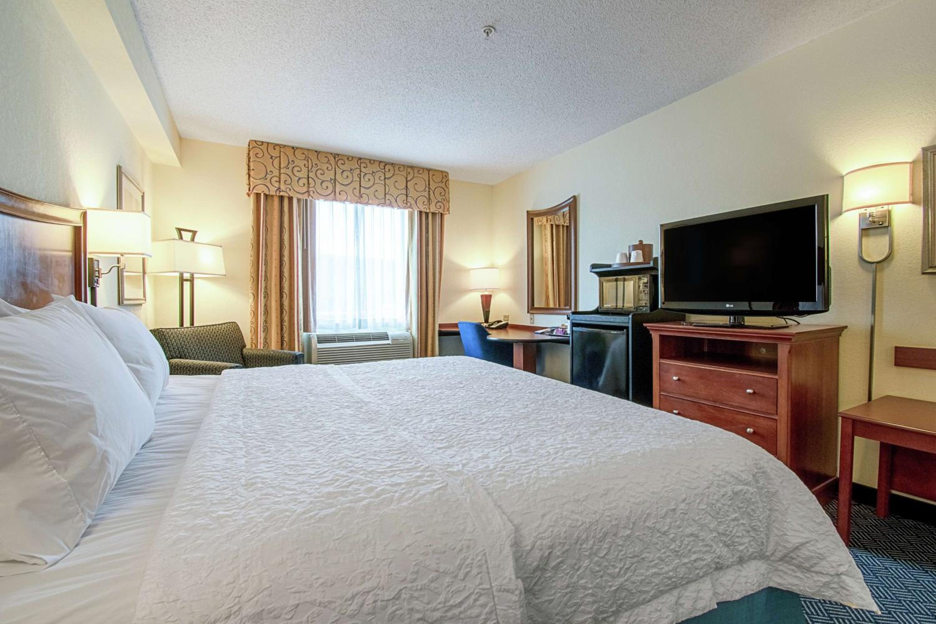 King Room with King Bed - Non-Smoking - Photo 3