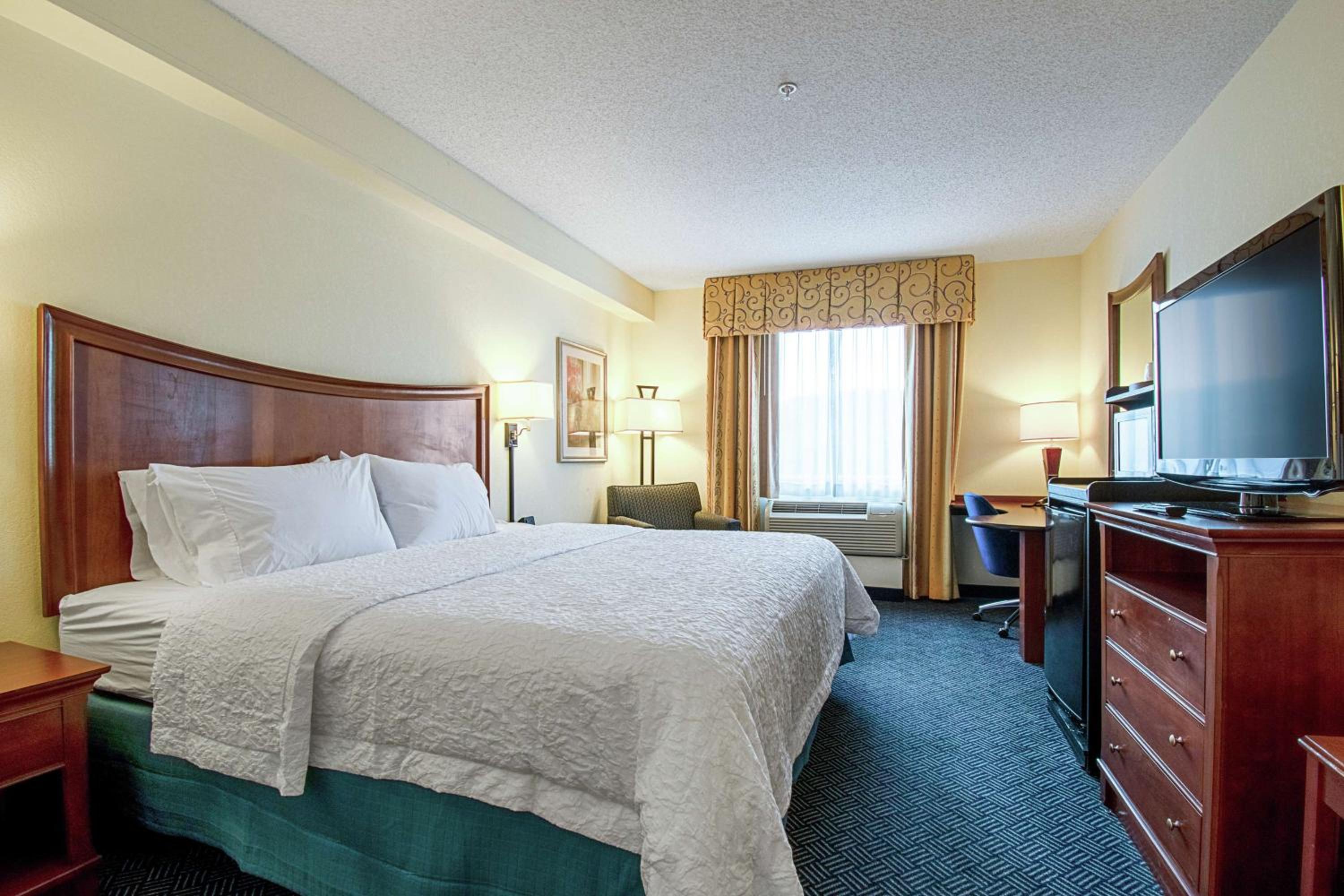 King Room with King Bed - Non-Smoking - Photo 2