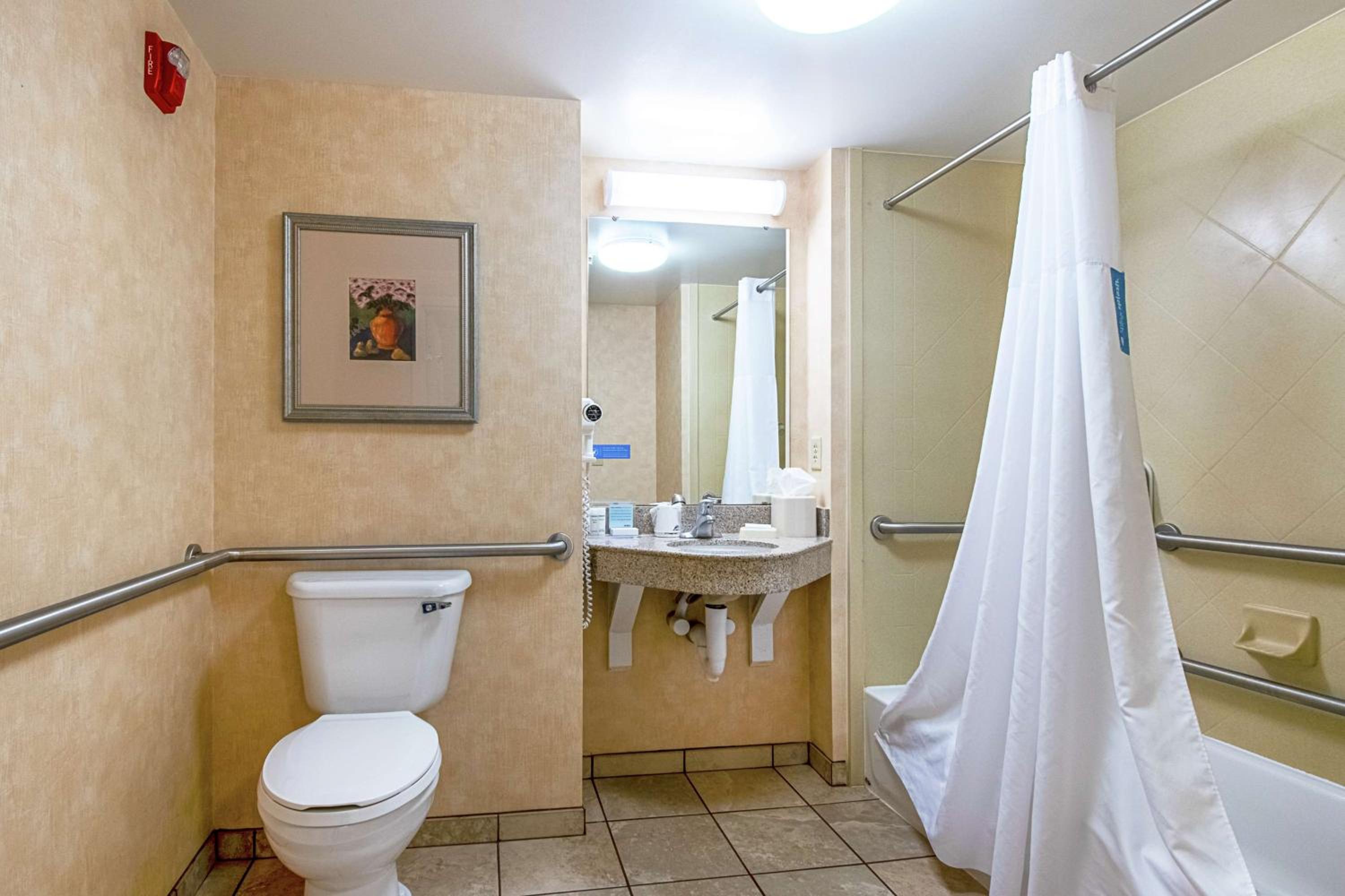 King Room with Accessible Tub - Mobility and Hearing Access/Non-Smoking - Photo 5