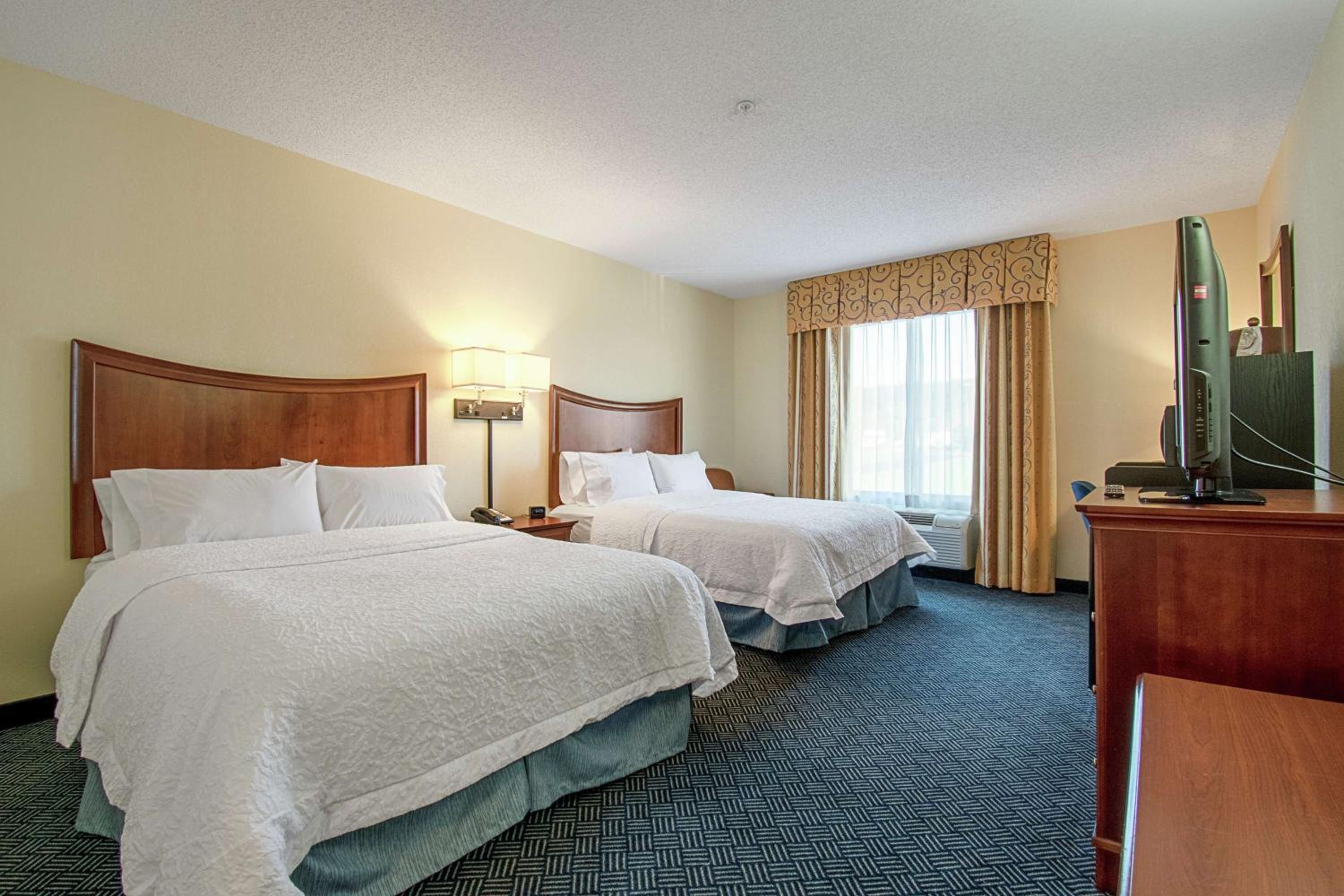 Room with Two Queen Beds - Non-Smoking - Photo 3