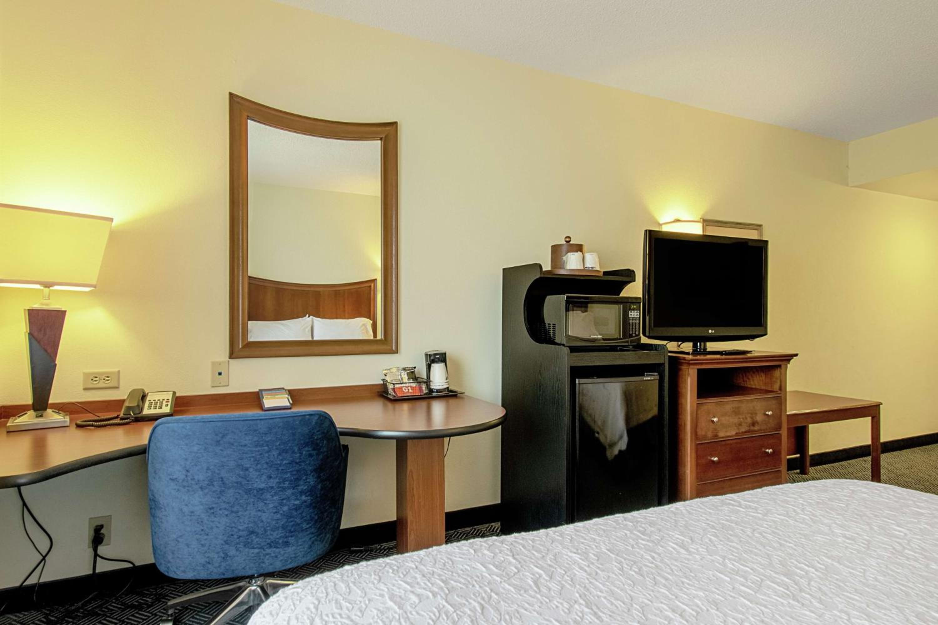 Room with Two Queen Beds - Non-Smoking - Photo 4