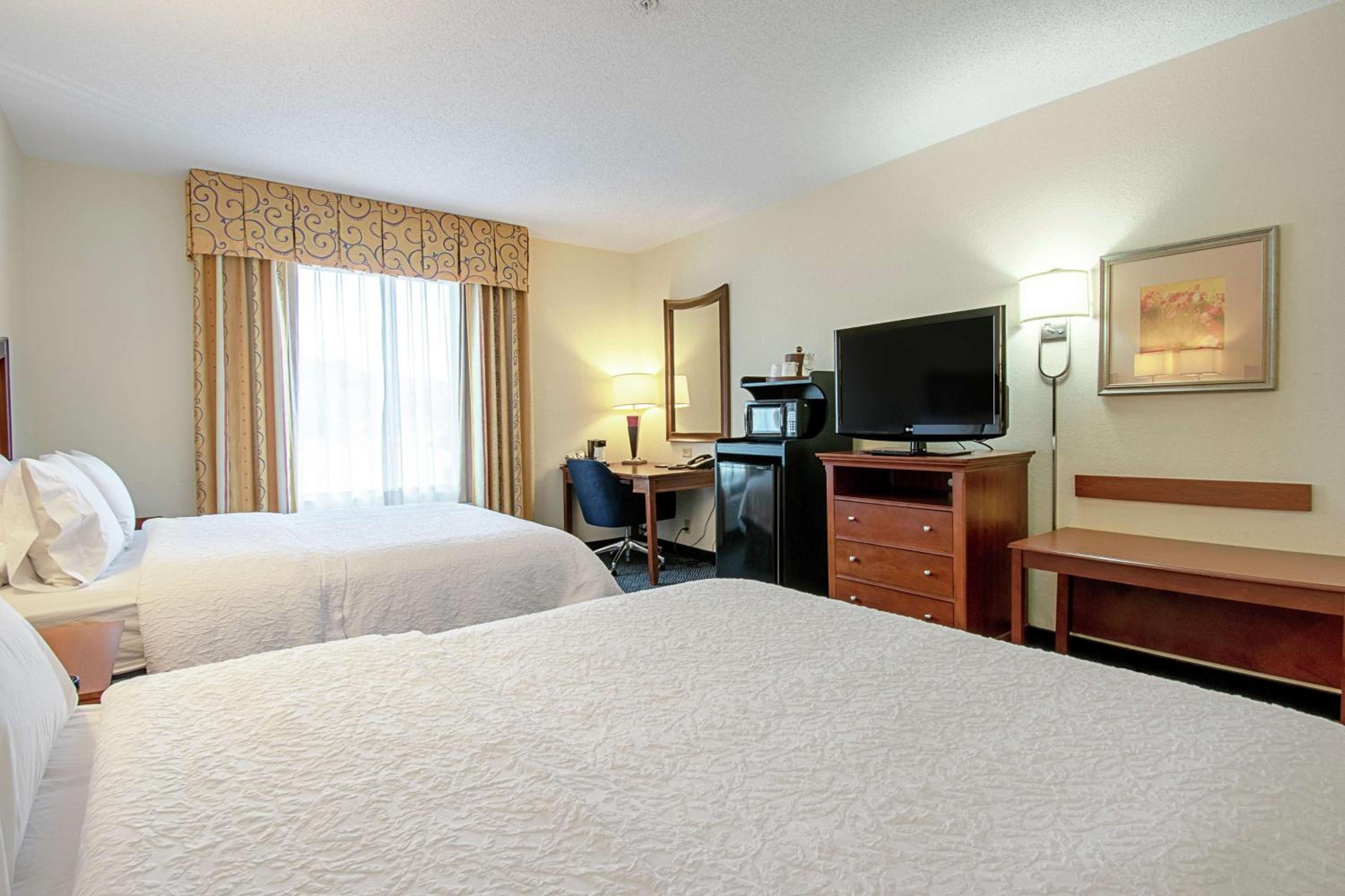 Room with Two Queen Beds - Non-Smoking - Photo 2