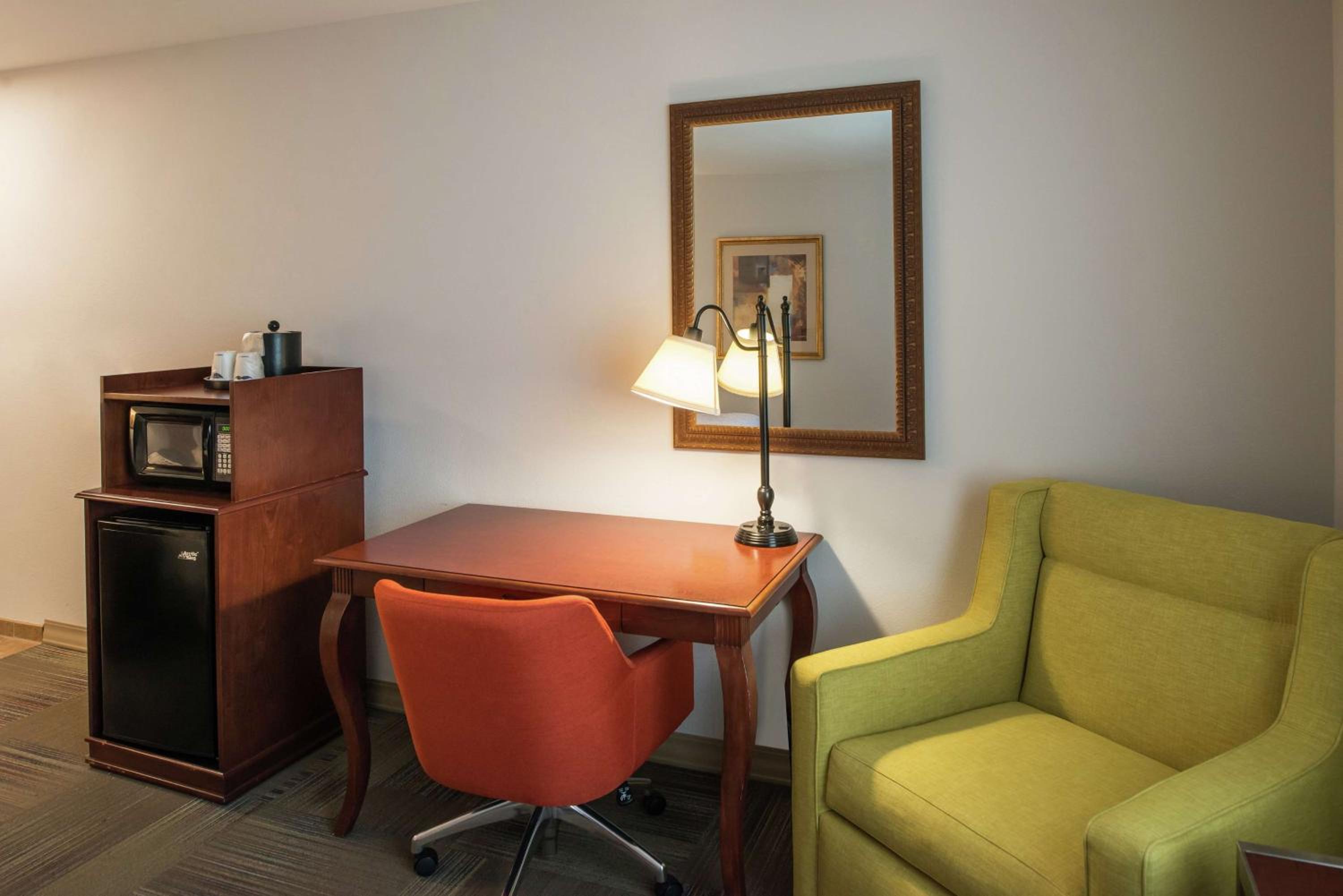 King Room with King Bed - Non-Smoking - Photo 1