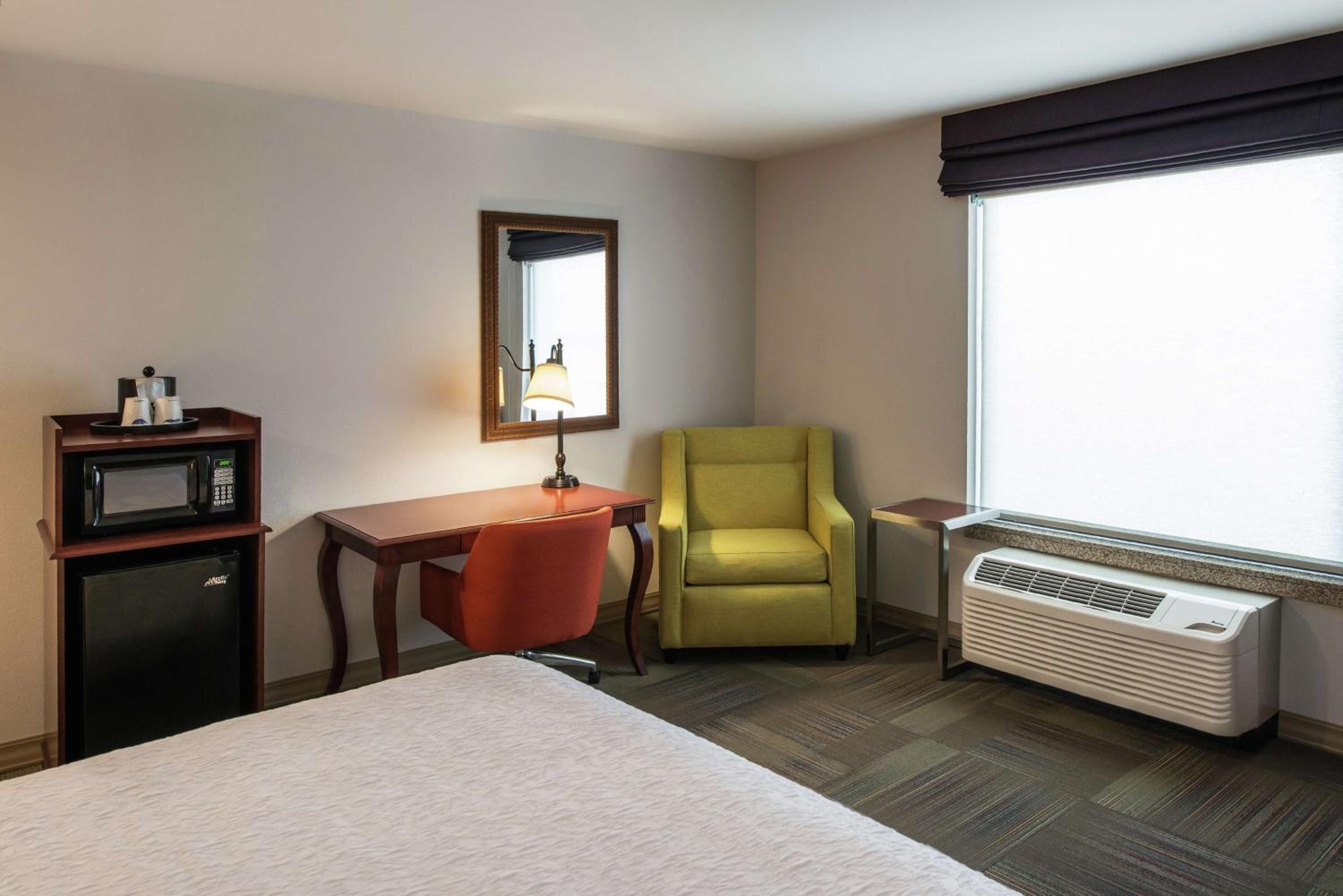 King Room with King Bed - Non-Smoking - Photo 5