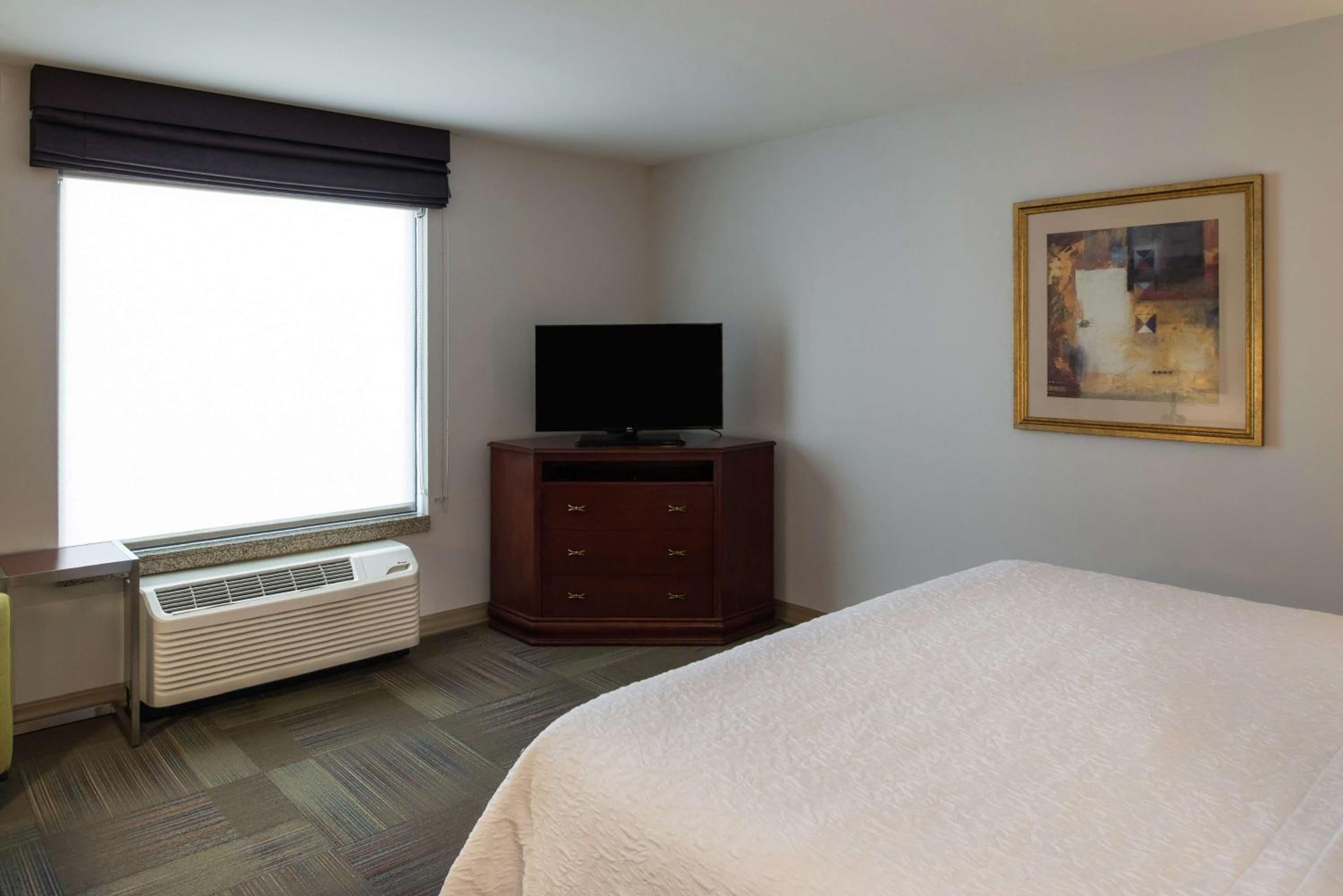 King Room with King Bed - Non-Smoking - Photo 2