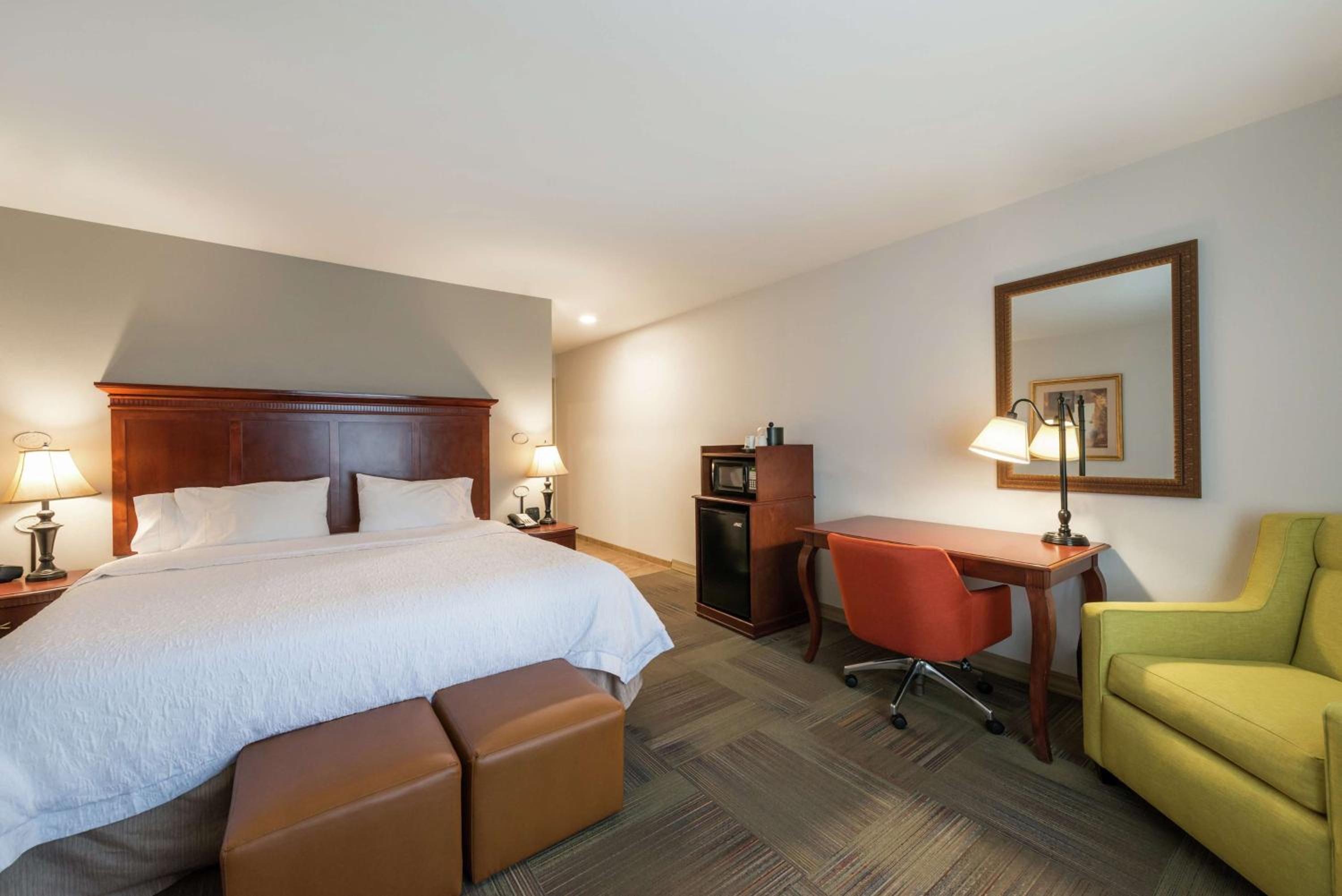 King Room with King Bed - Non-Smoking - Photo 6