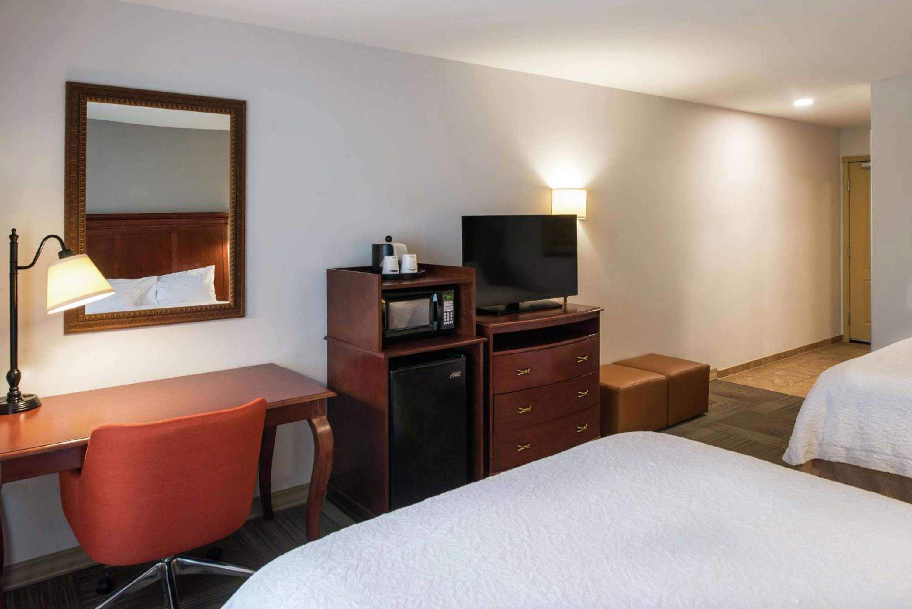 Room with Two Queen Beds - Non-Smoking - Photo 2