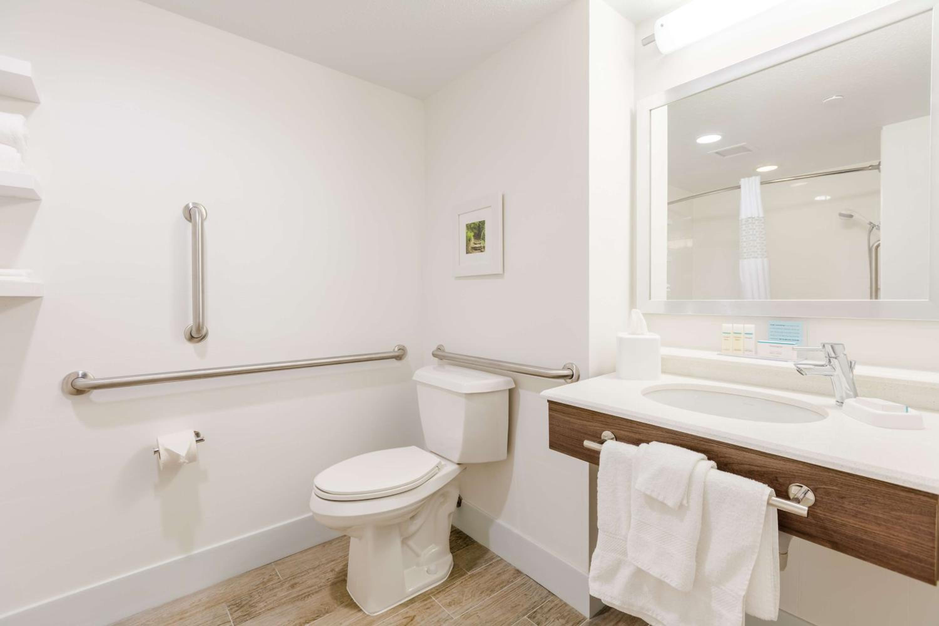 Queen Room with Mobility Access/Non-Smoking - Photo 2