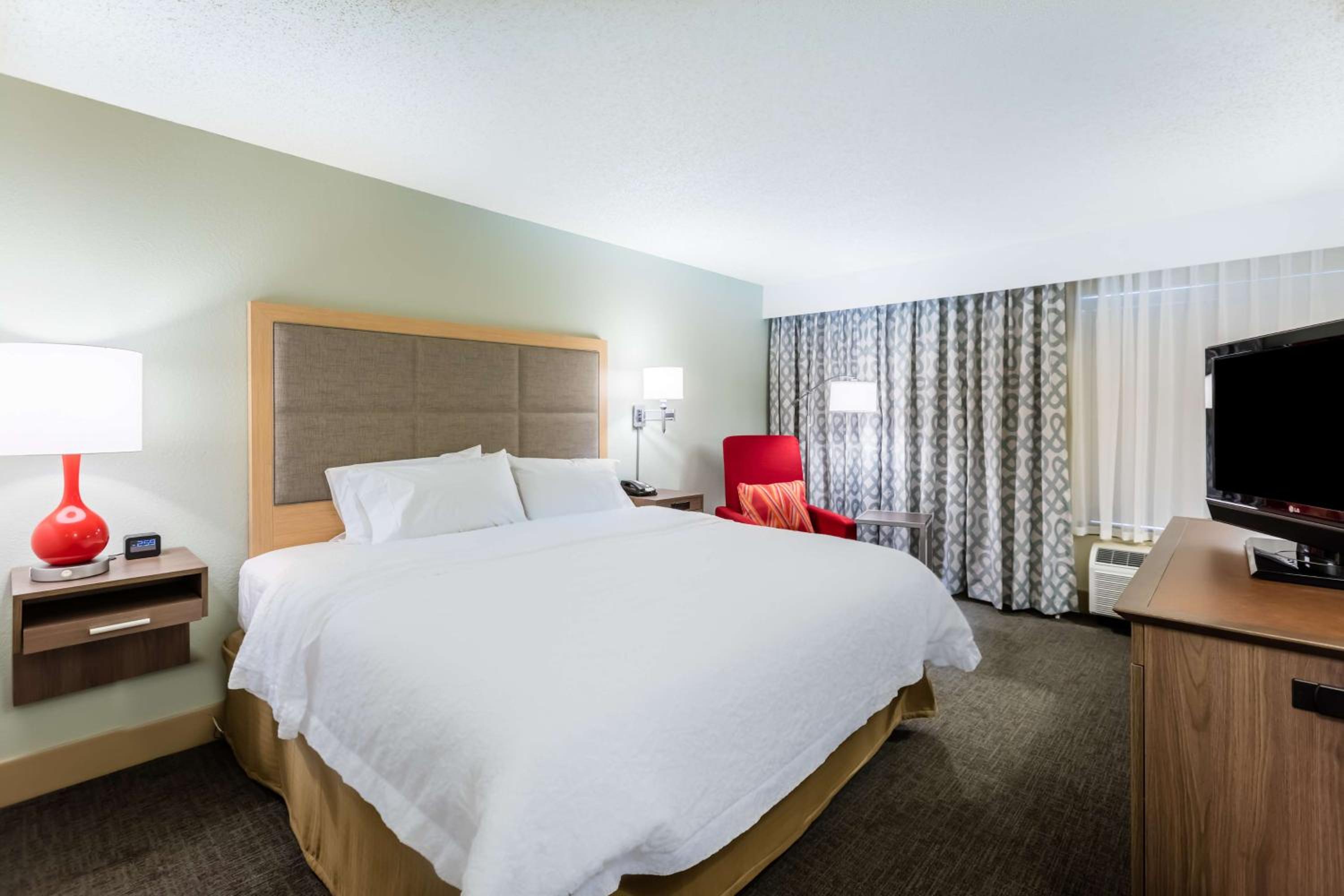 King Room with King Bed - Non-Smoking - Photo 1