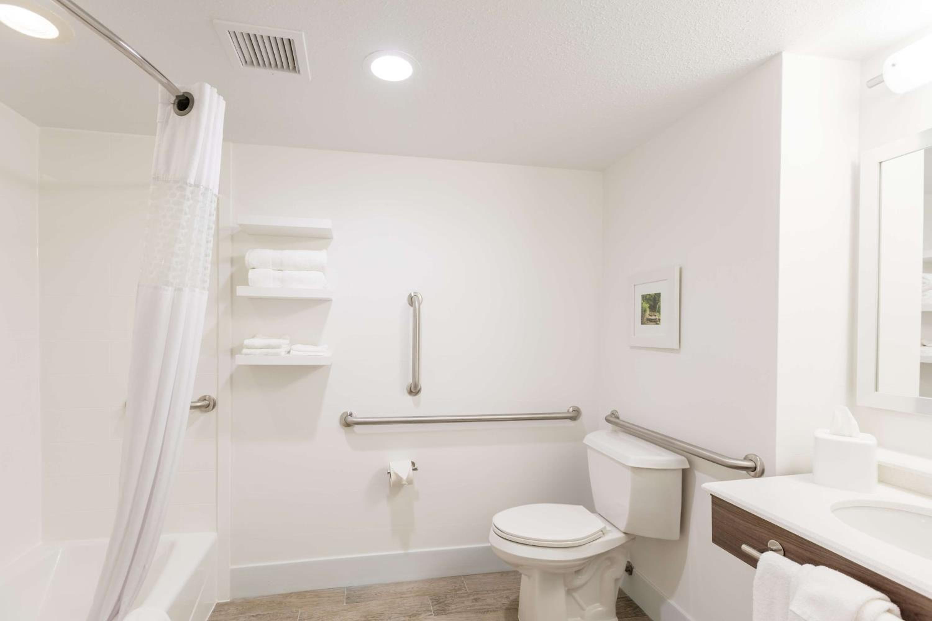Queen Room with Mobility Access/Non-Smoking - Photo 3