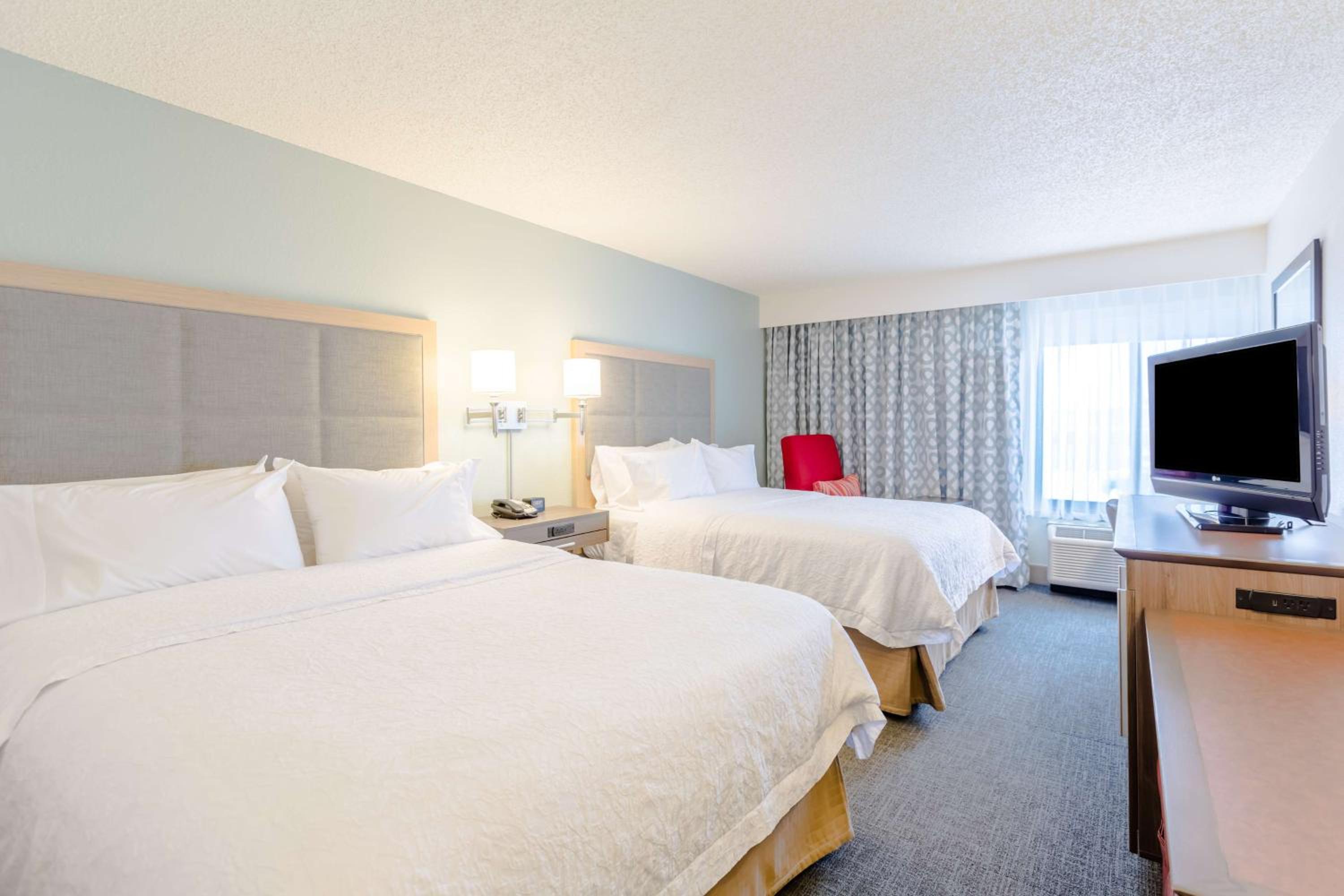 Room with Two Queen Beds - Non-Smoking - Photo 3