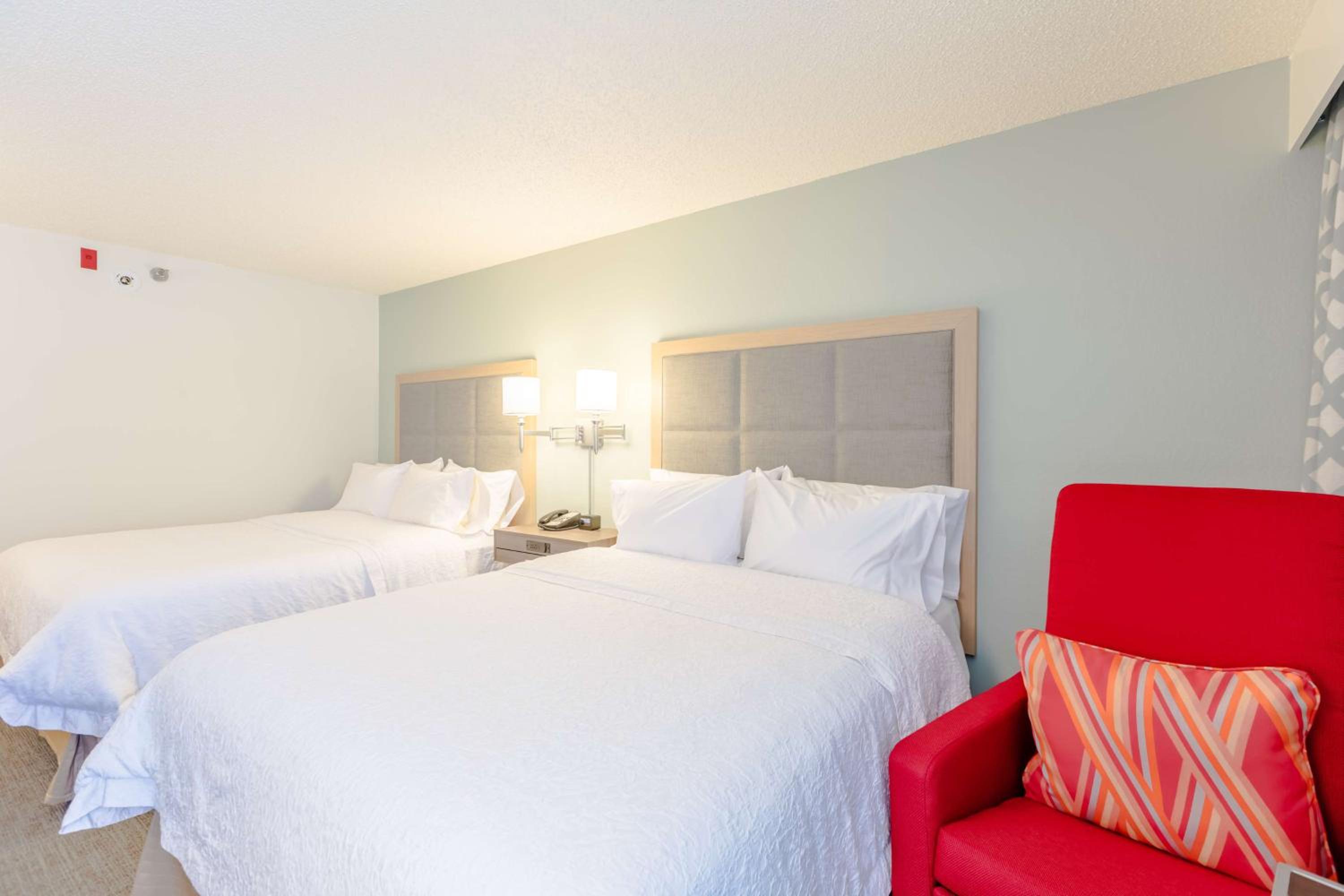 Room with Two Queen Beds - Non-Smoking - Photo 6